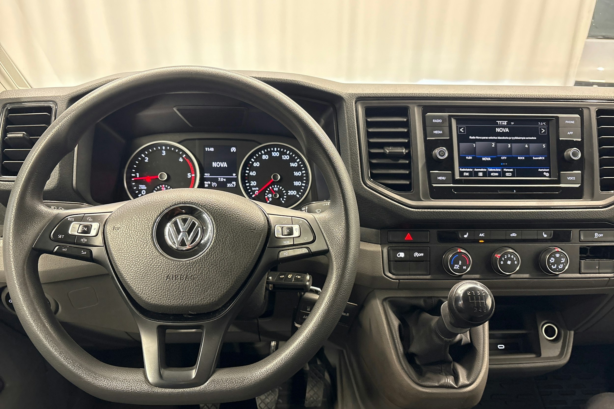 valkoinen Volkswagen Crafter 2021 kuva 15.