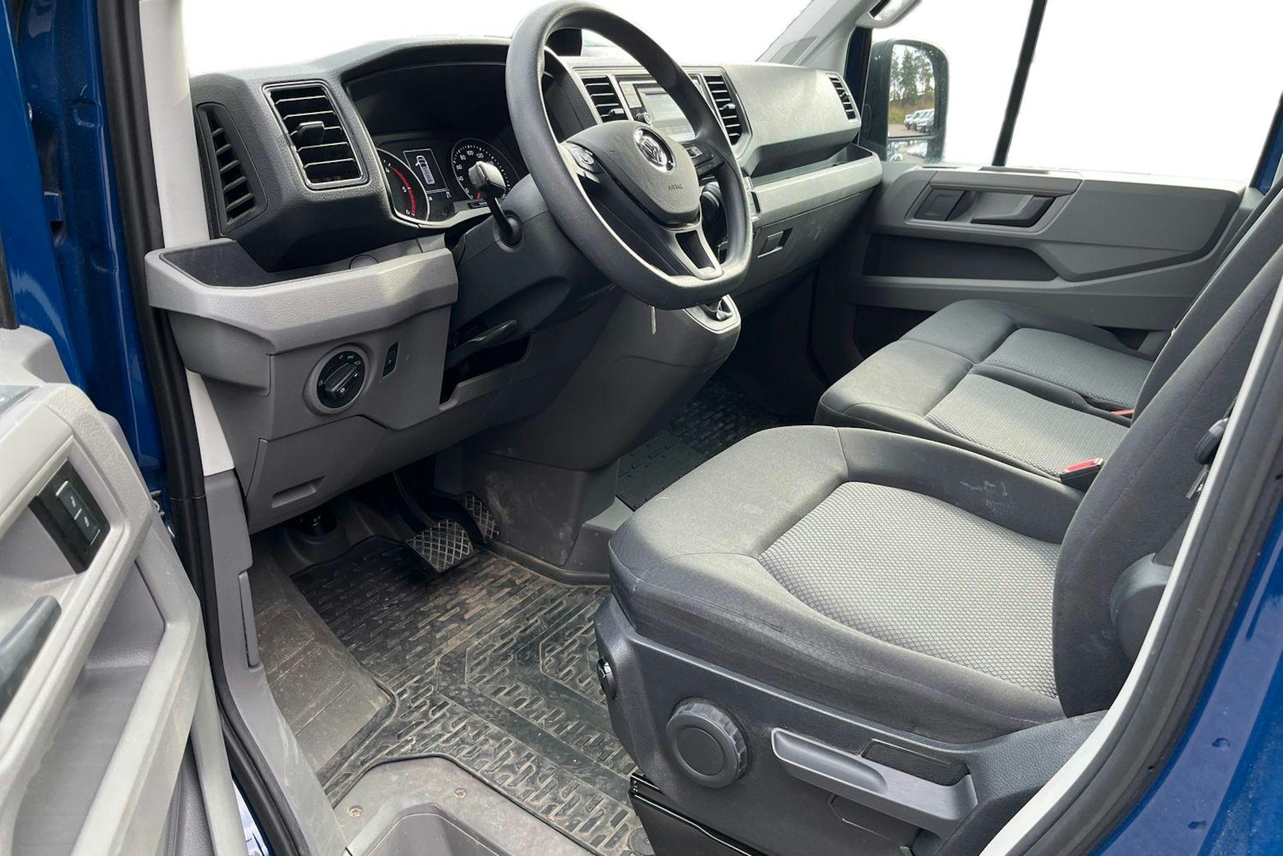 sininen Volkswagen Crafter 2021 kuva 3.