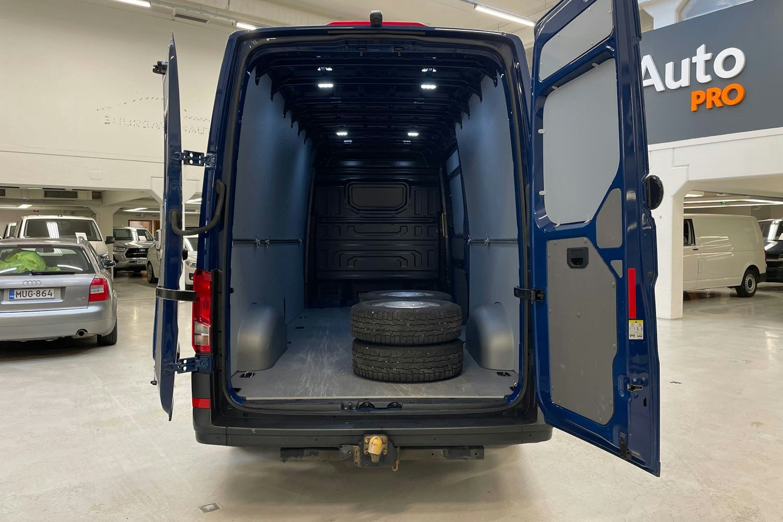 sininen Volkswagen Crafter 2021 kuva 13.