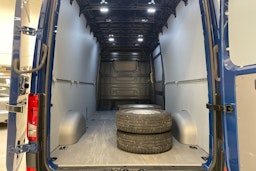 sininen Volkswagen Crafter 2021 kuva 16.