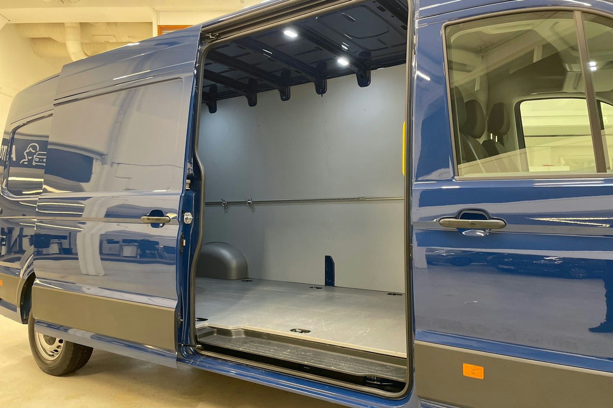 sininen Volkswagen Crafter 2021 kuva 17.