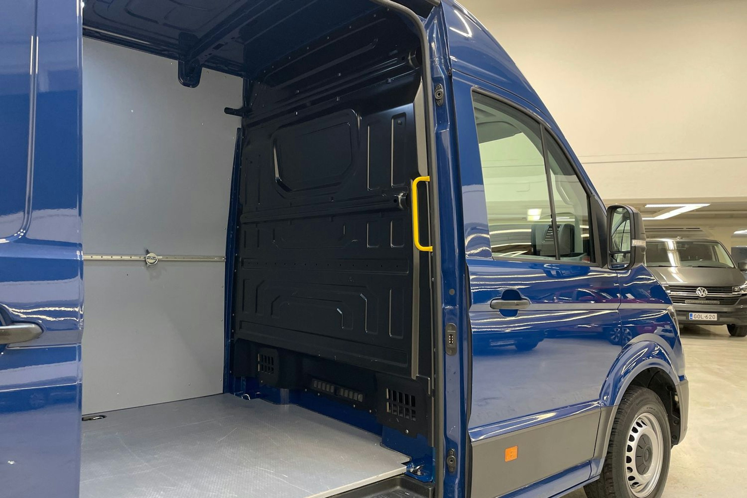 sininen Volkswagen Crafter 2021 kuva 18.