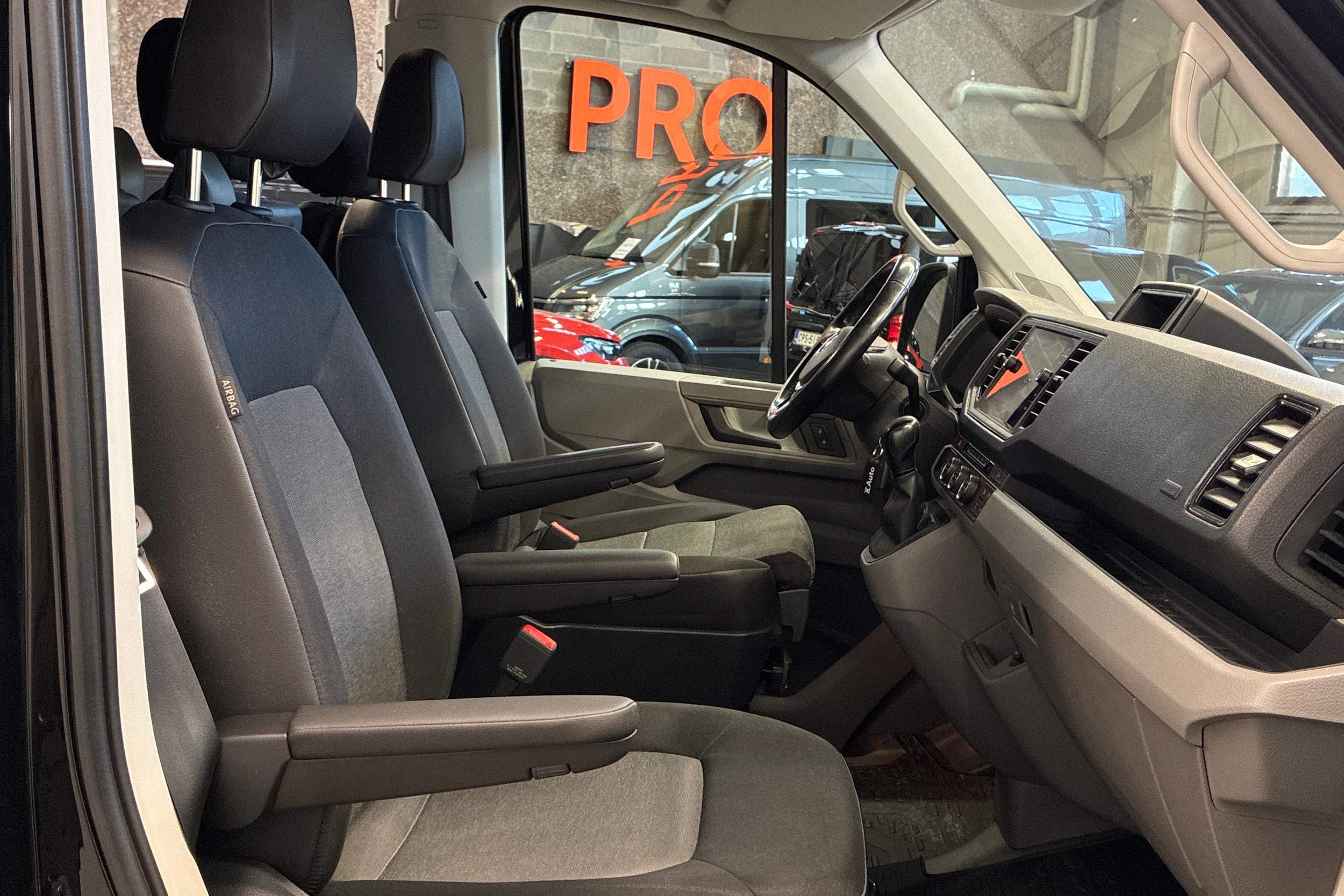 musta Volkswagen Crafter 2021 kuva 21.