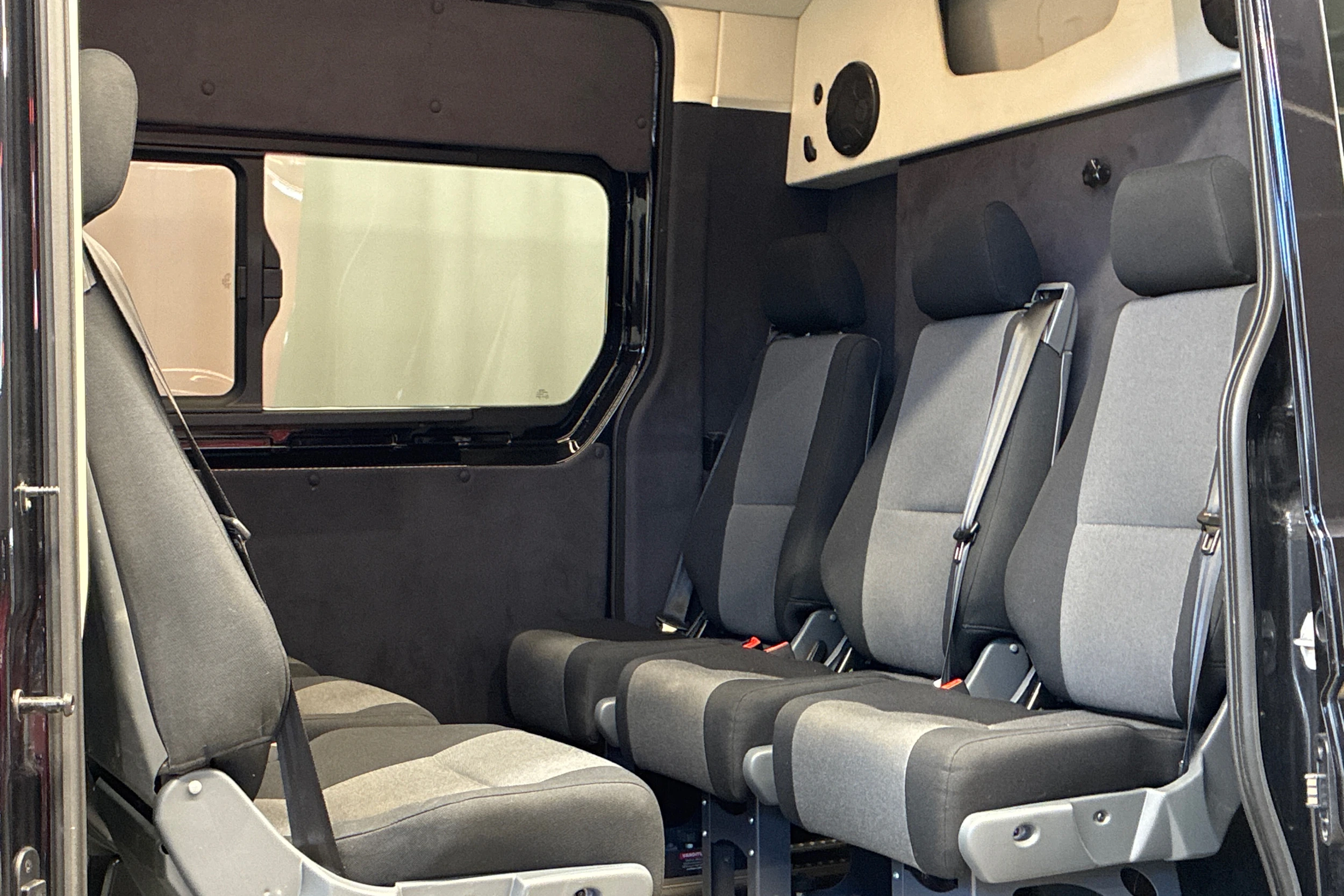 musta Volkswagen Crafter 2021 kuva 22.