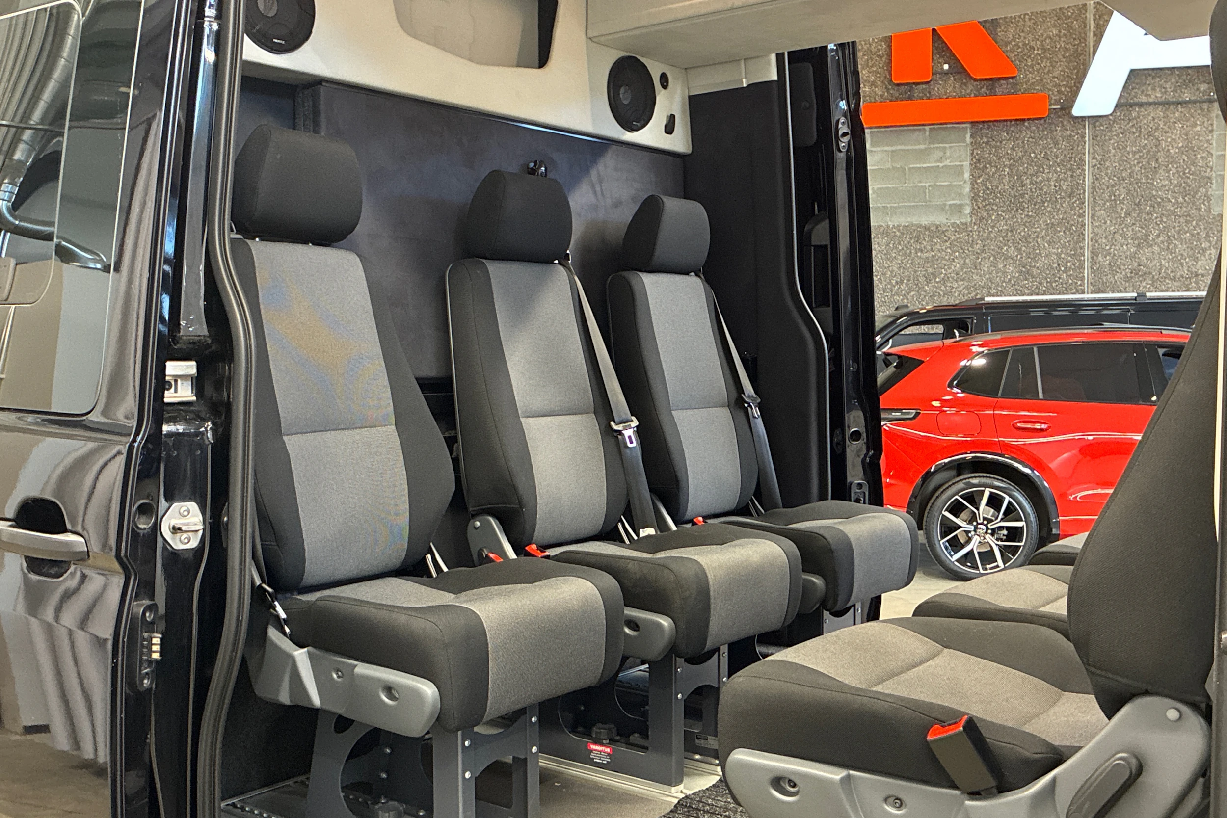 musta Volkswagen Crafter 2021 kuva 24.