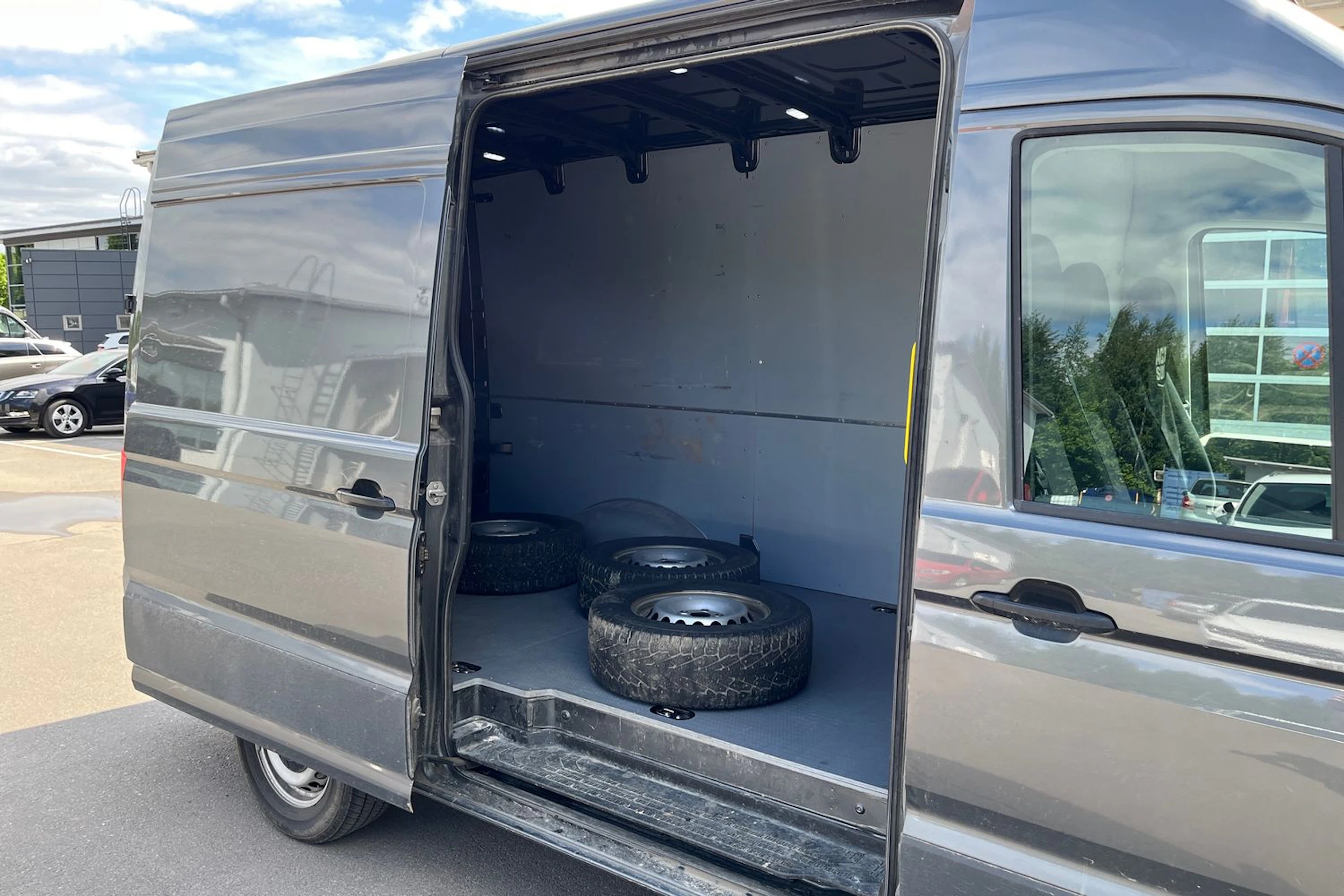 Harmaa Volkswagen CRAFTER 2021 kuva 7.