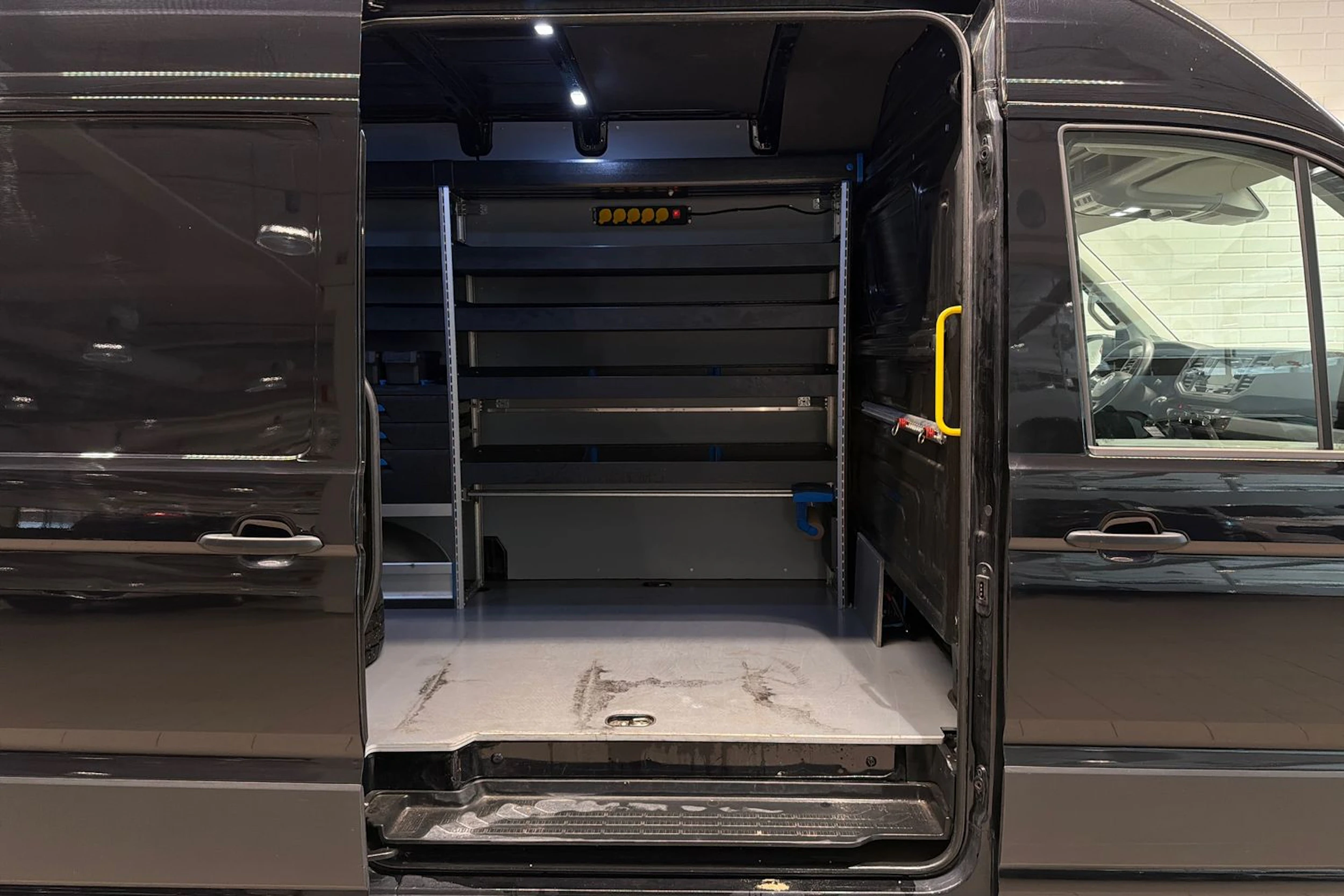 musta Volkswagen Crafter 2021 kuva 26.