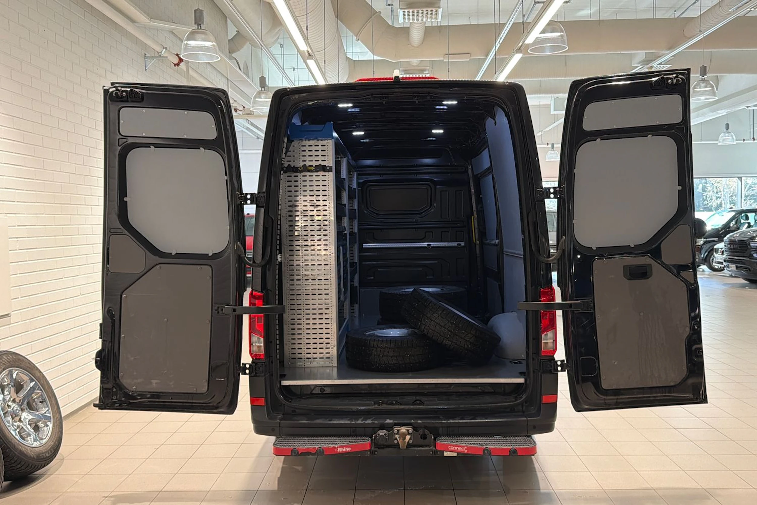 musta Volkswagen Crafter 2021 kuva 31.