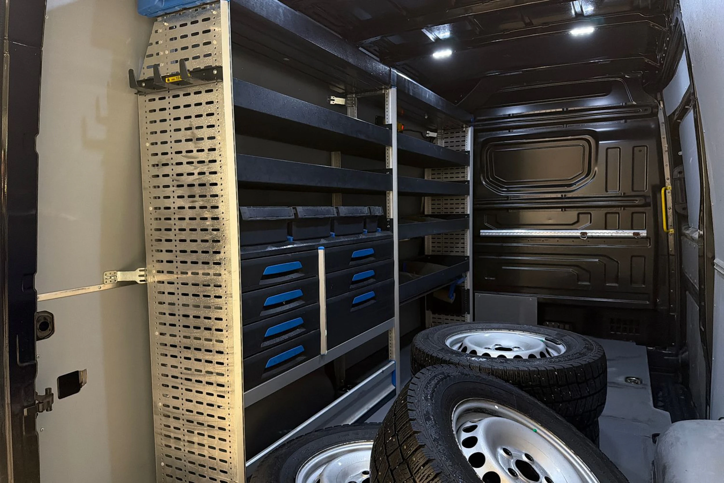 musta Volkswagen Crafter 2021 kuva 32.