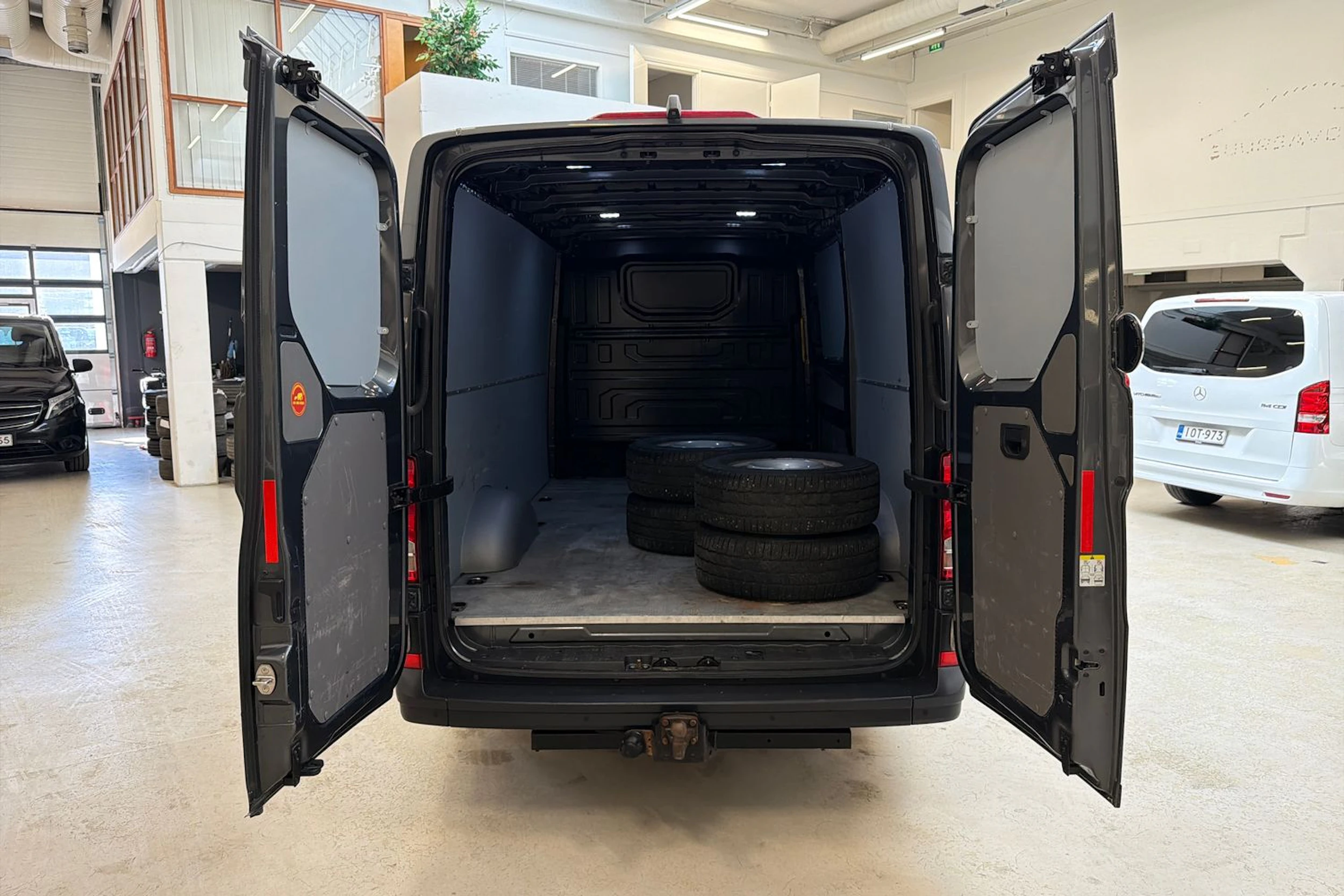 harmaa Volkswagen Crafter 2021 kuva 24.