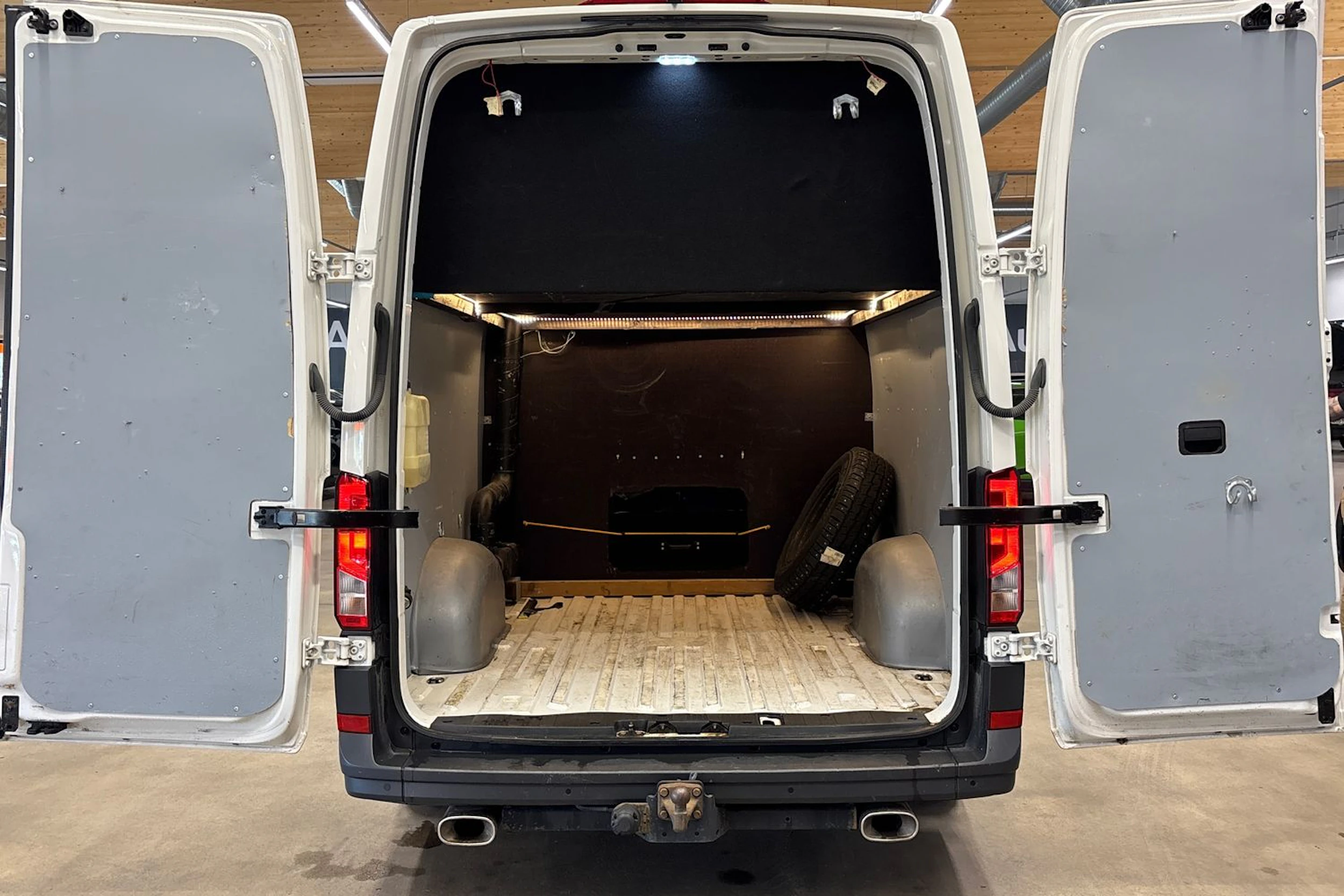 valkoinen Volkswagen Crafter 2021 kuva 34.