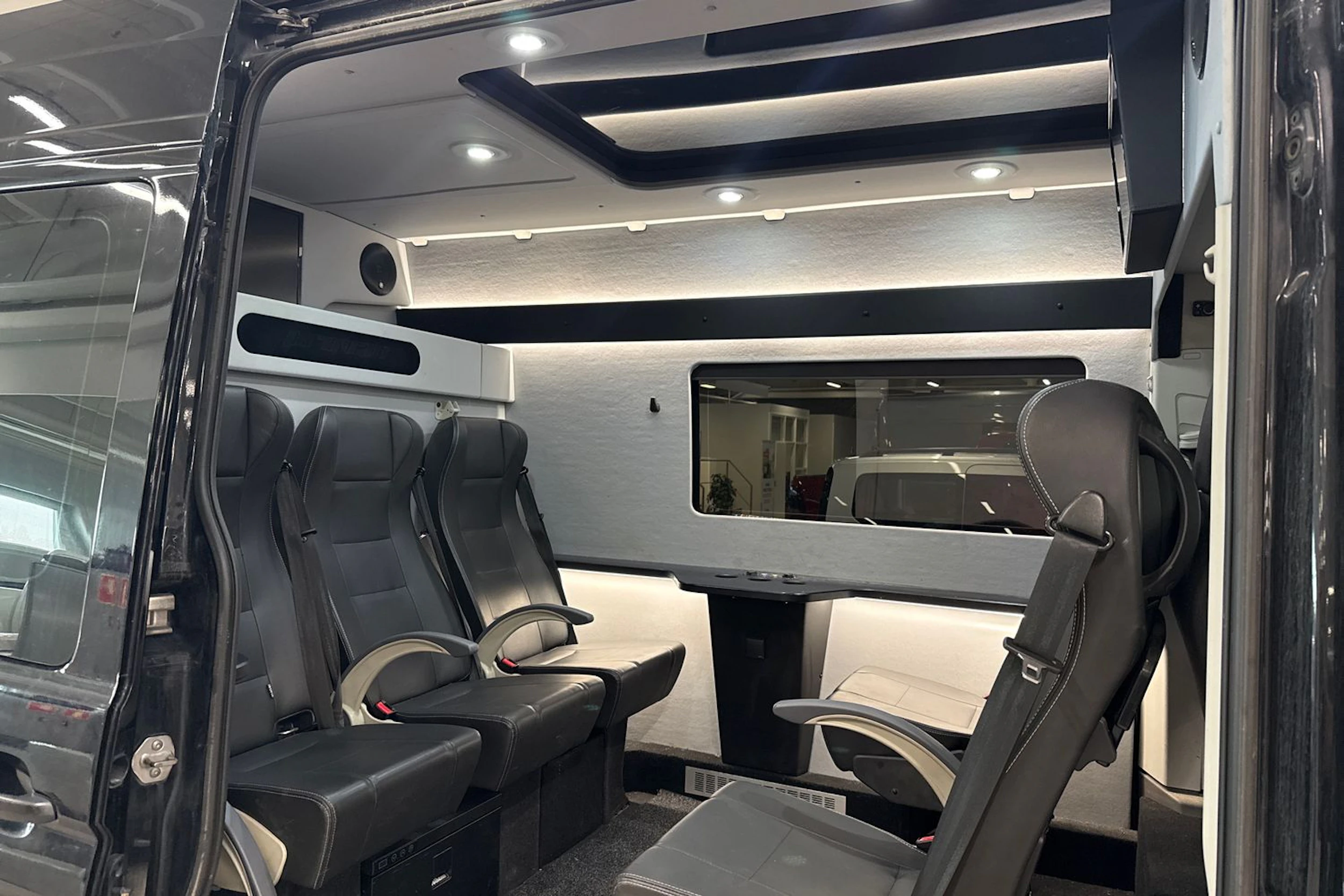 musta Volkswagen Crafter 2021 kuva 4.