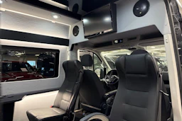 musta Volkswagen Crafter 2021 kuva 11.