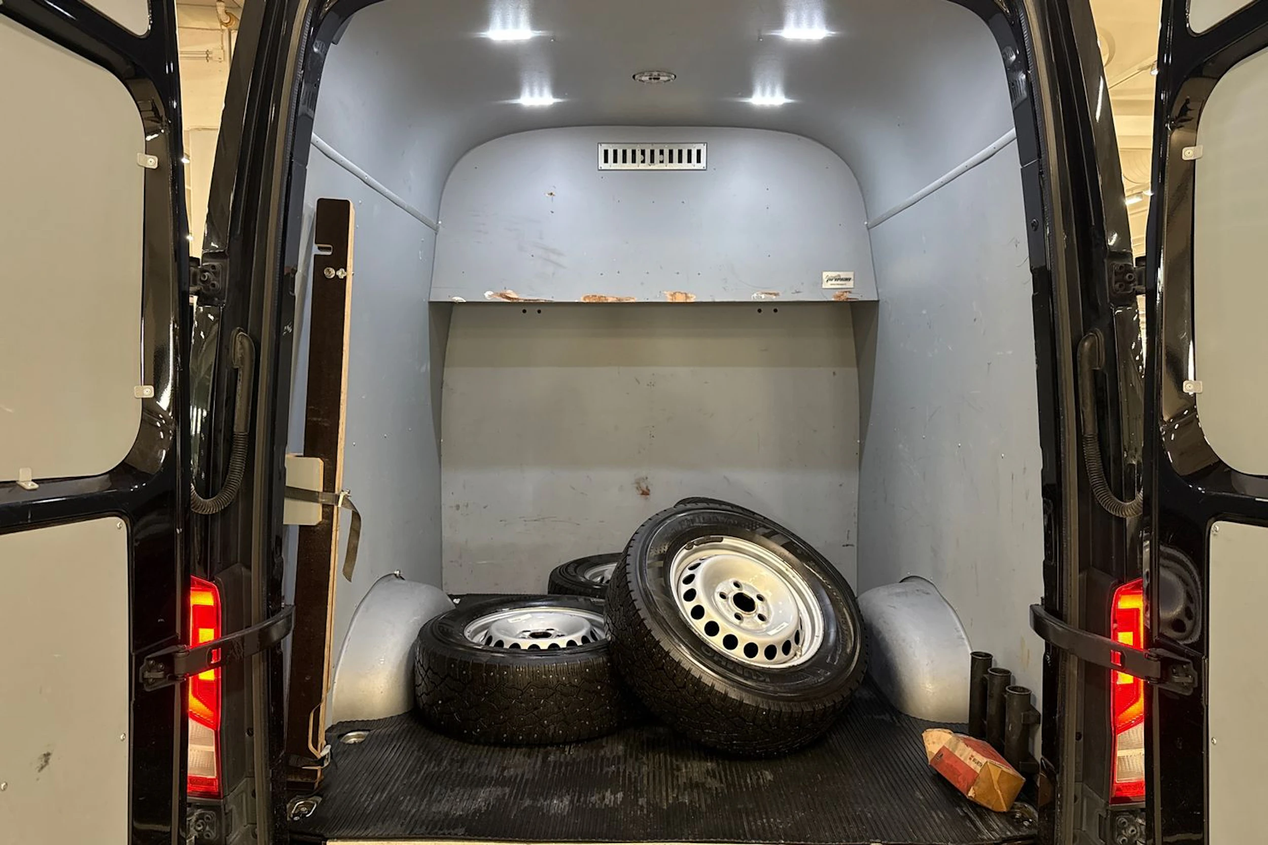 musta Volkswagen Crafter 2021 kuva 18.