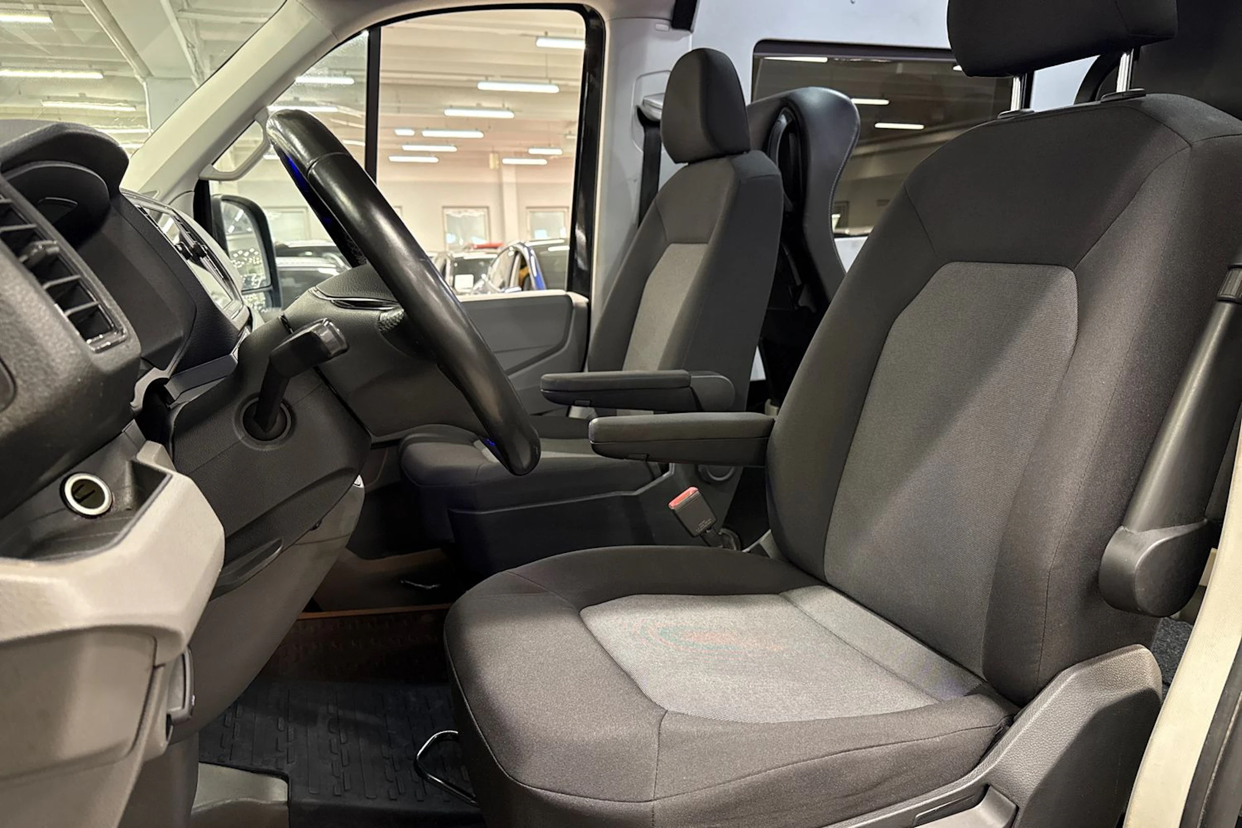 musta Volkswagen Crafter 2021 kuva 19.