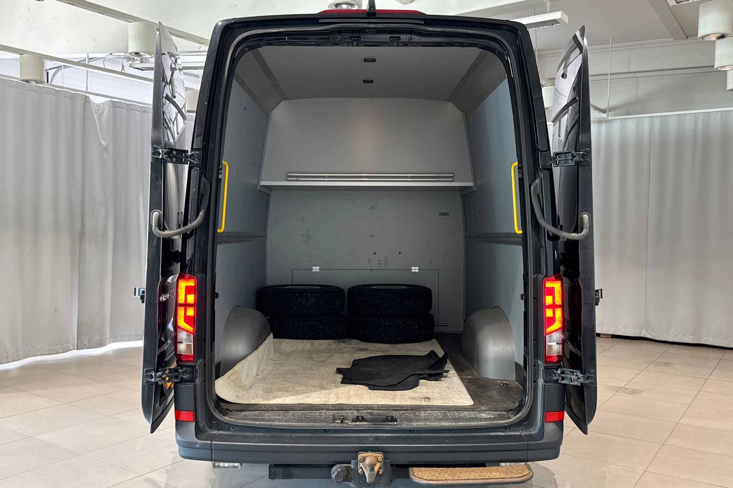 musta Volkswagen Crafter 2021 kuva 16.