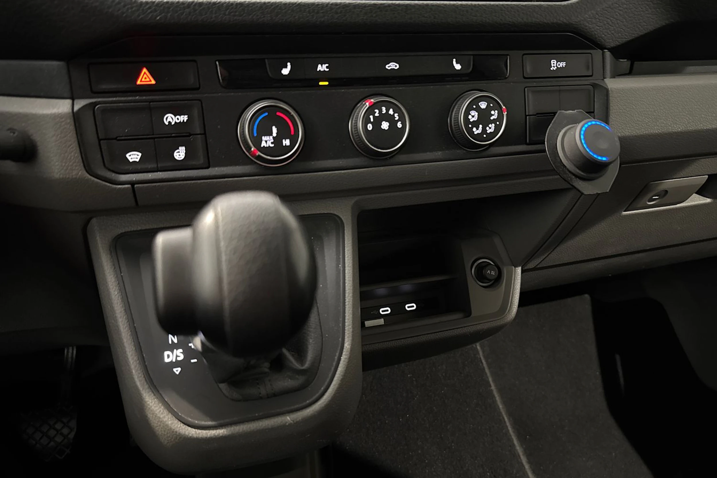 musta Volkswagen Crafter 2021 kuva 28.