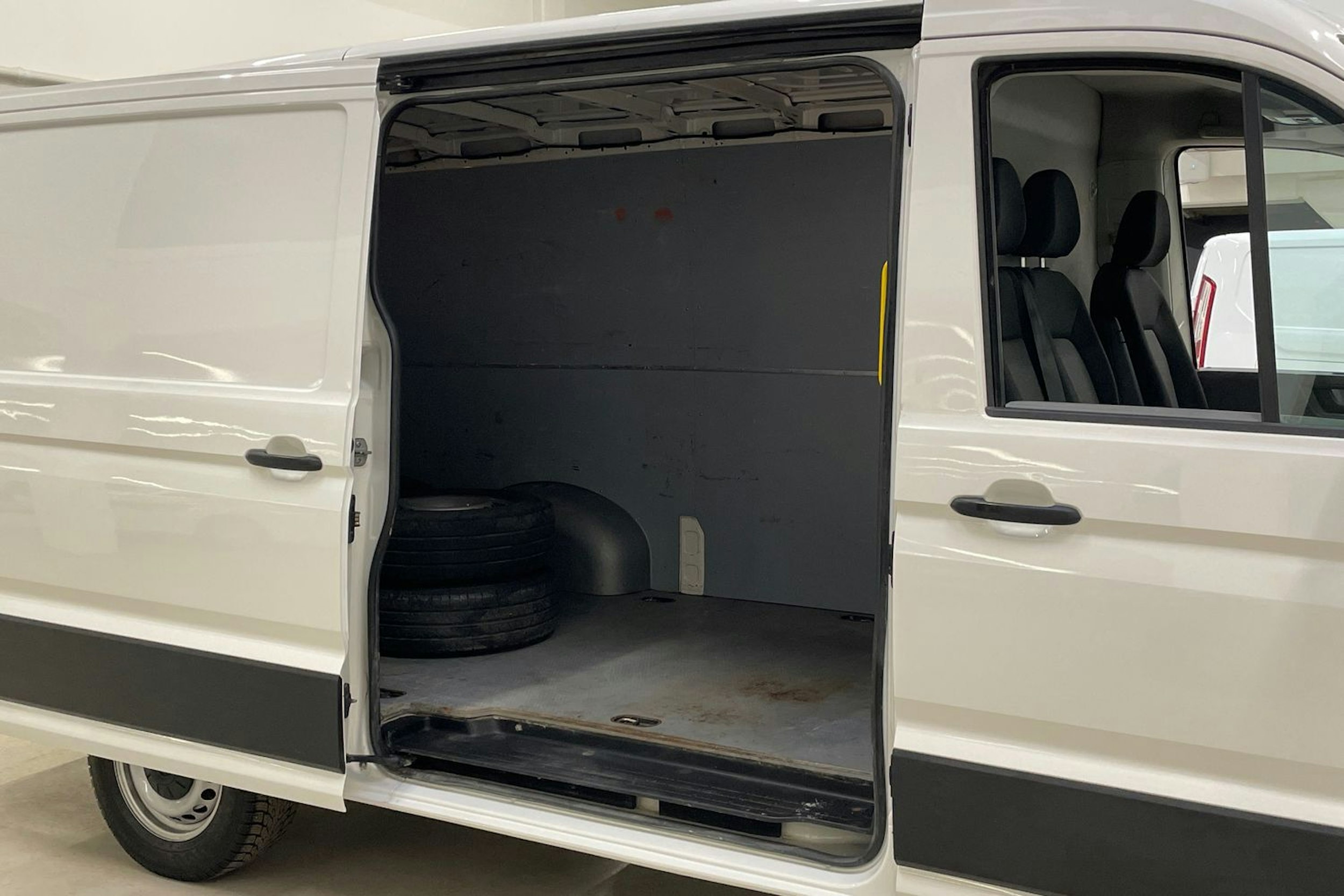 valkoinen Volkswagen Crafter 2021 kuva 13.