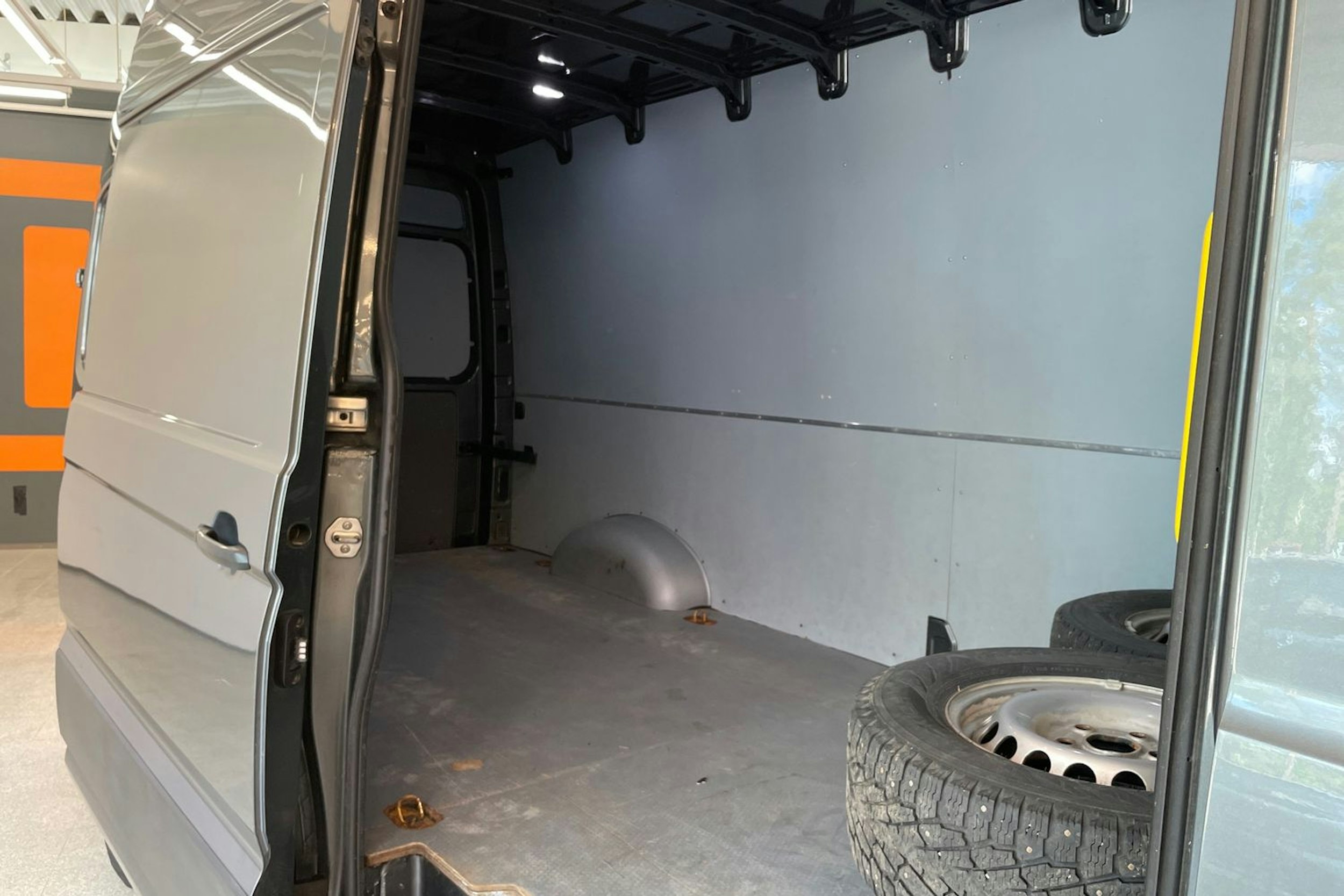 Harmaa Volkswagen CRAFTER 2021 kuva 21.