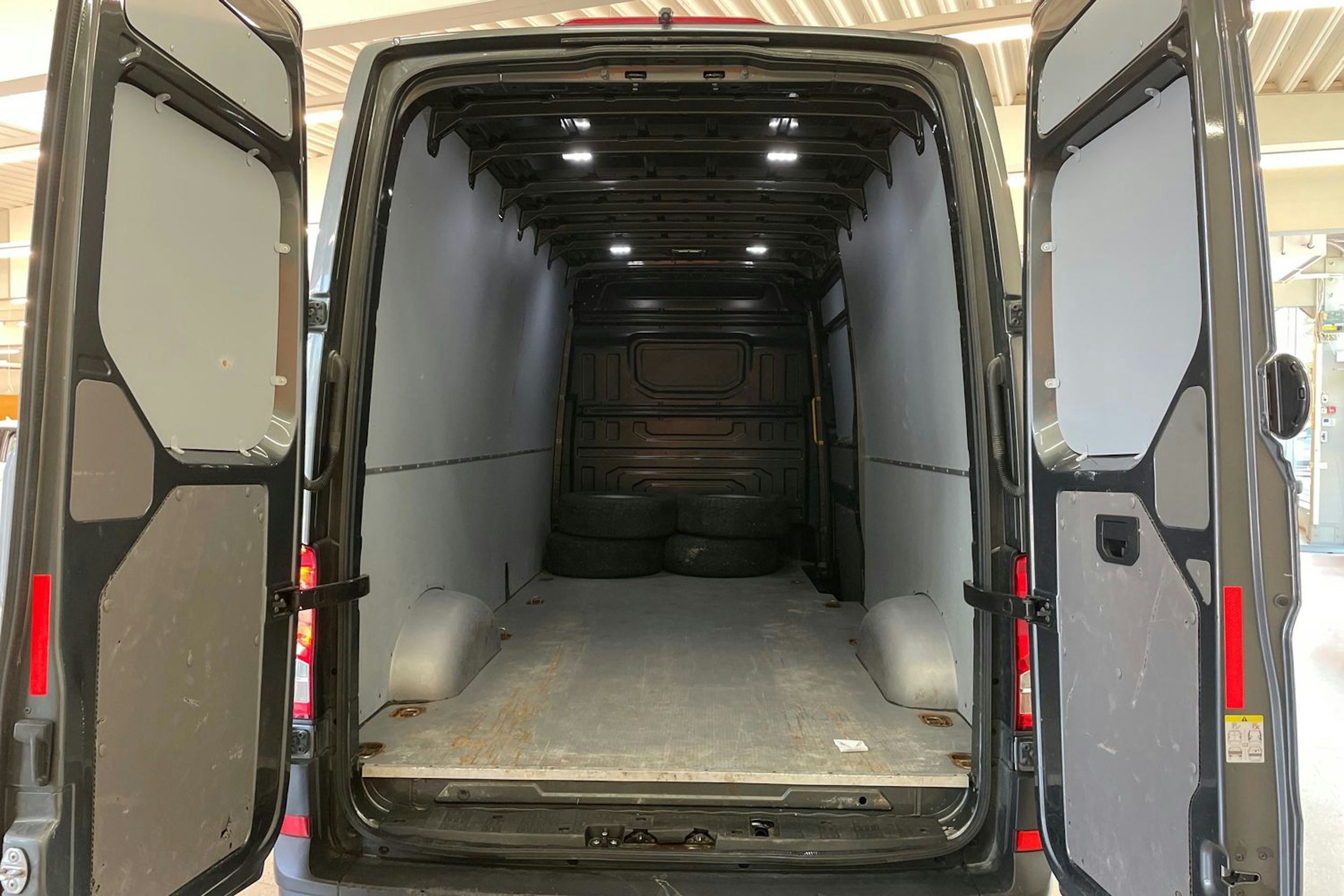 Harmaa Volkswagen CRAFTER 2021 kuva 22.