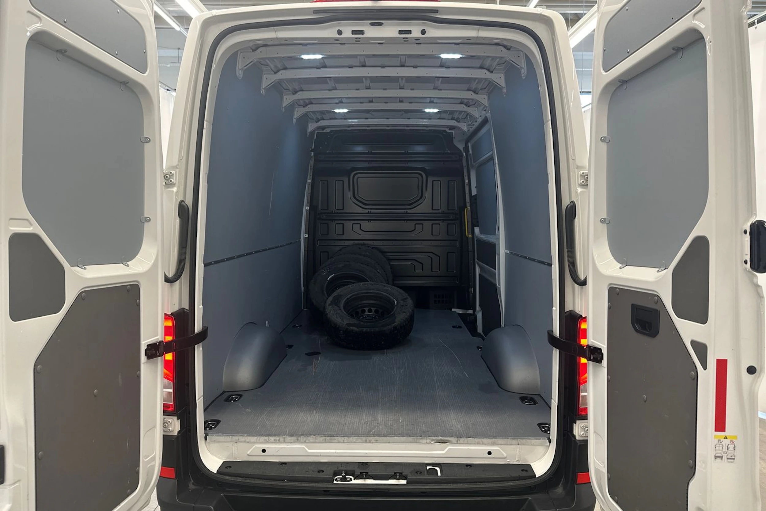 valkoinen Volkswagen Crafter 2021 kuva 10.