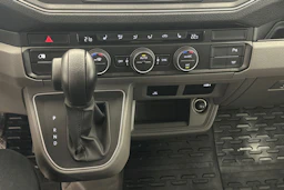 valkoinen Volkswagen Crafter 2021 kuva 14.