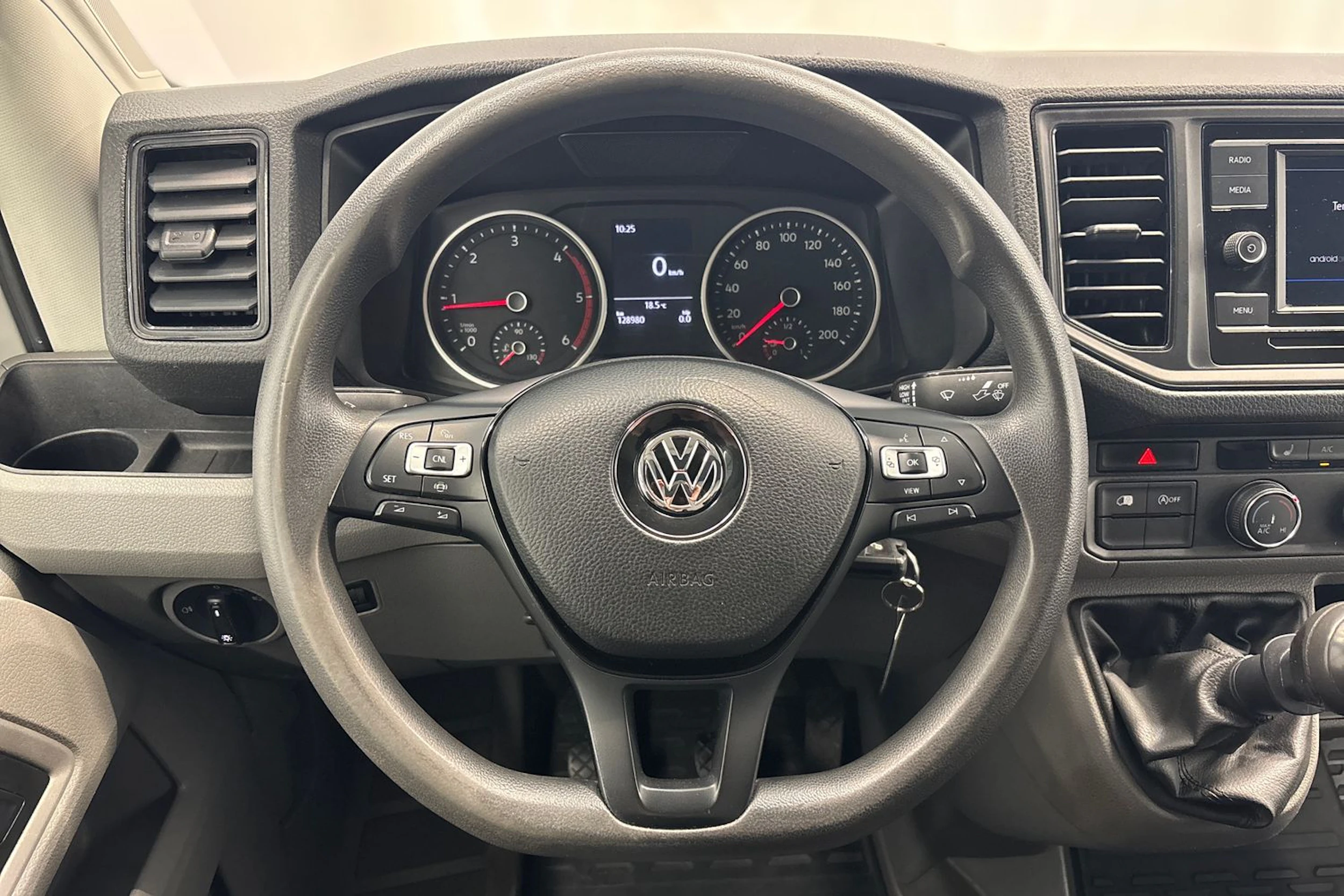 valkoinen Volkswagen Crafter 2021 kuva 11.