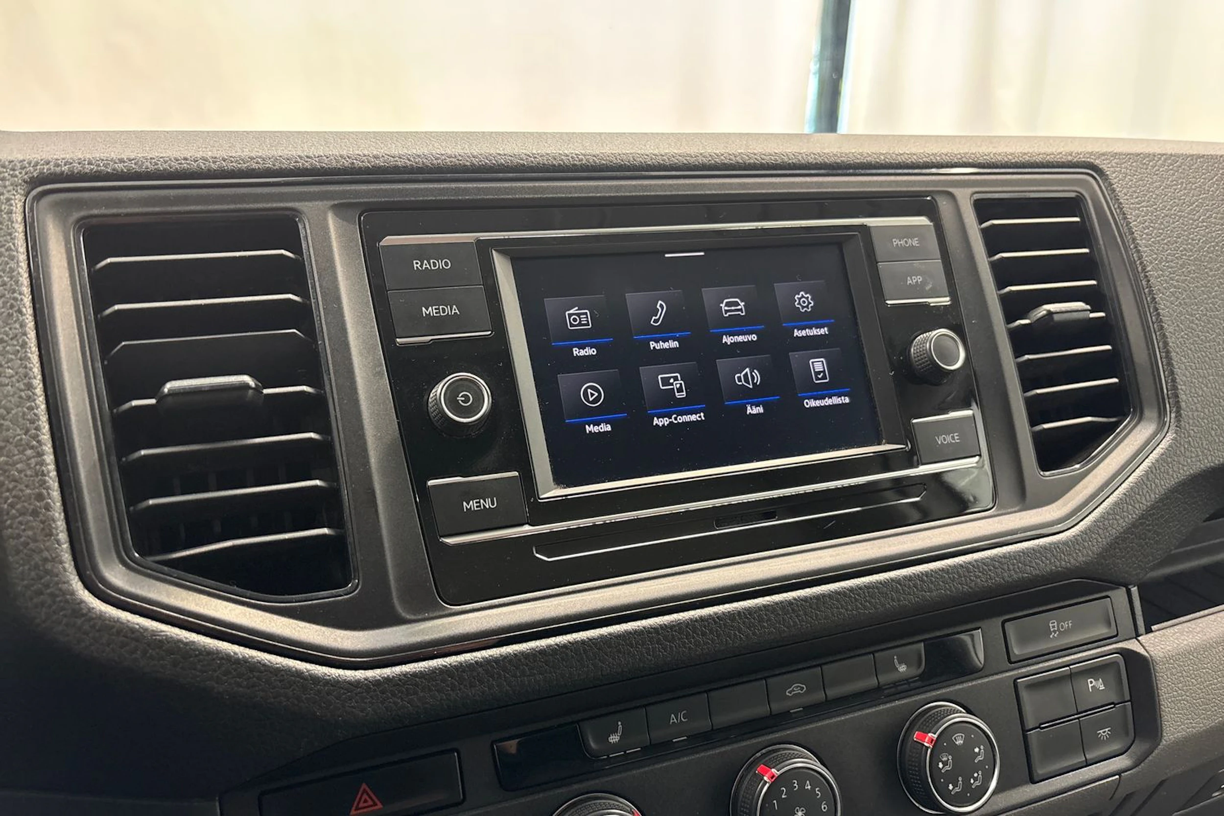 valkoinen Volkswagen Crafter 2021 kuva 17.