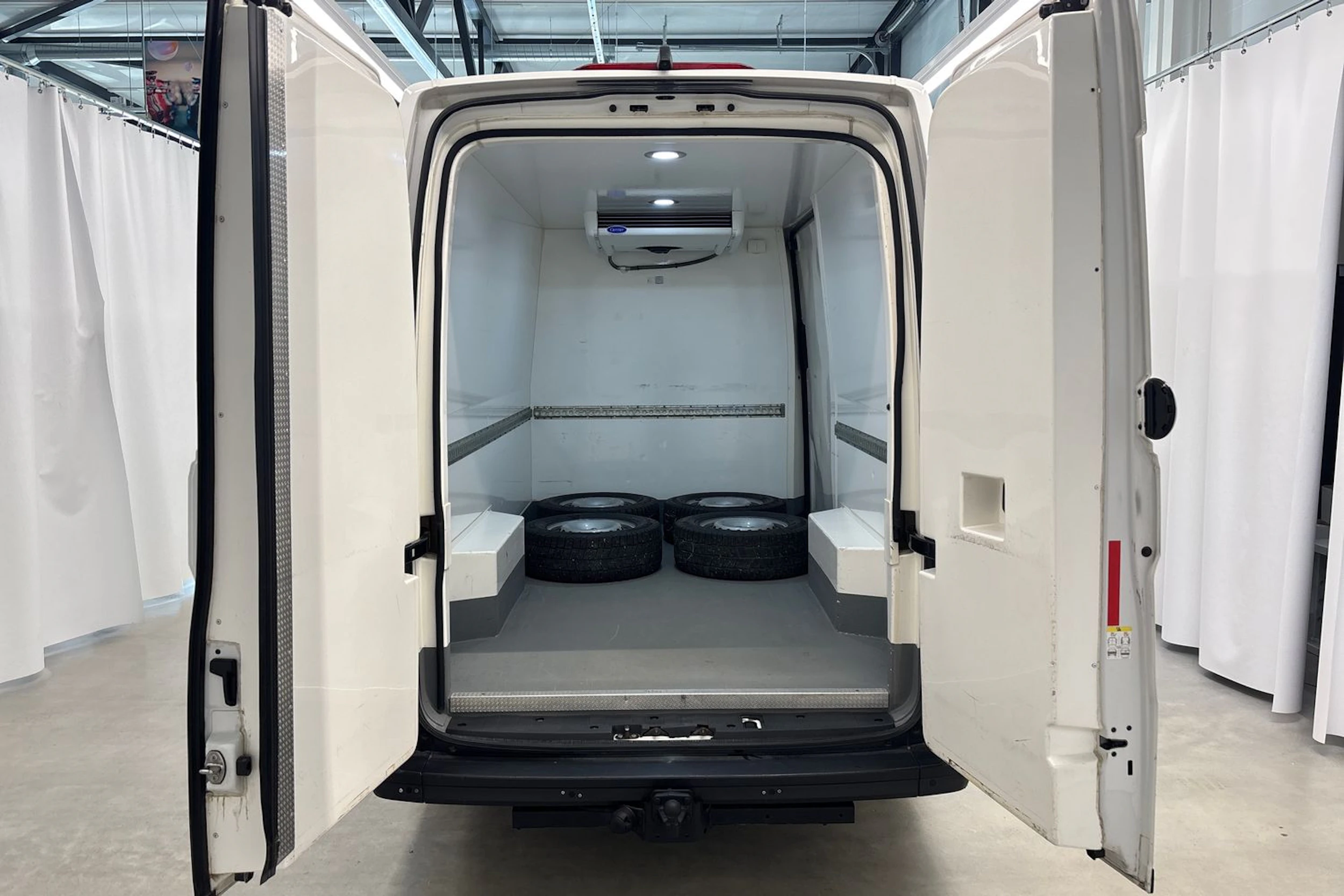 valkoinen Volkswagen Crafter 2021 kuva 29.