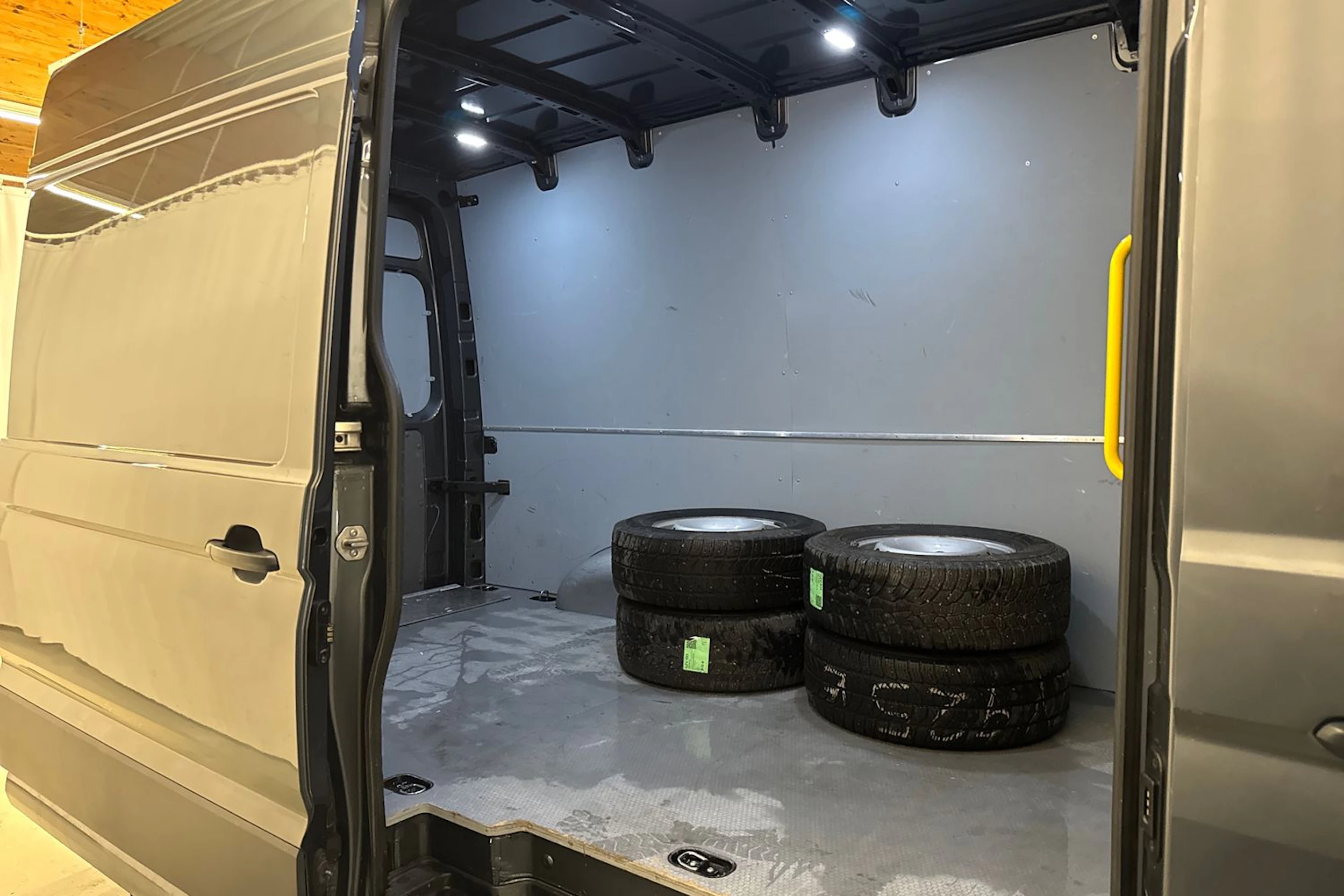 Harmaa Volkswagen CRAFTER 2021 kuva 26.