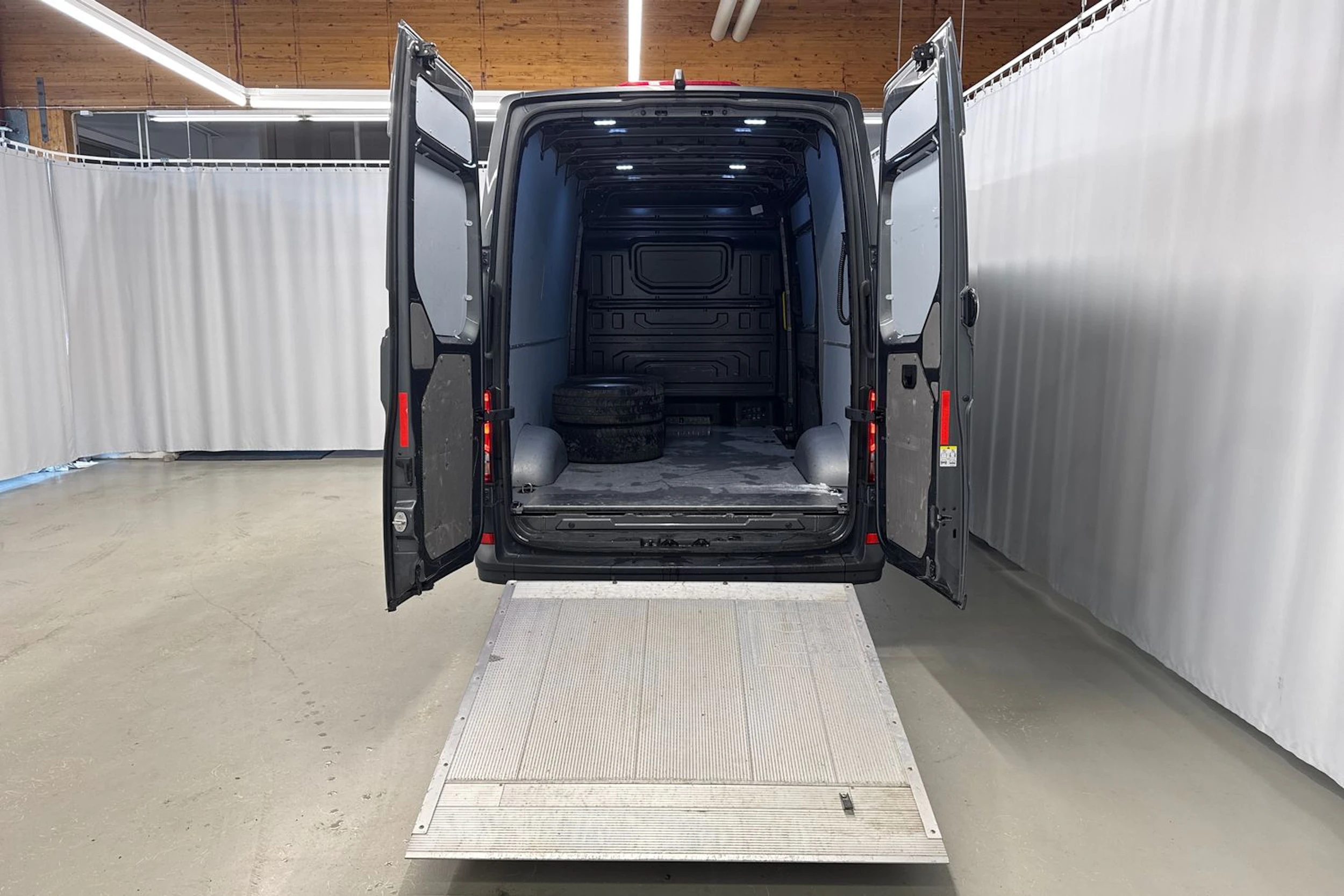 Harmaa Volkswagen CRAFTER 2021 kuva 28.