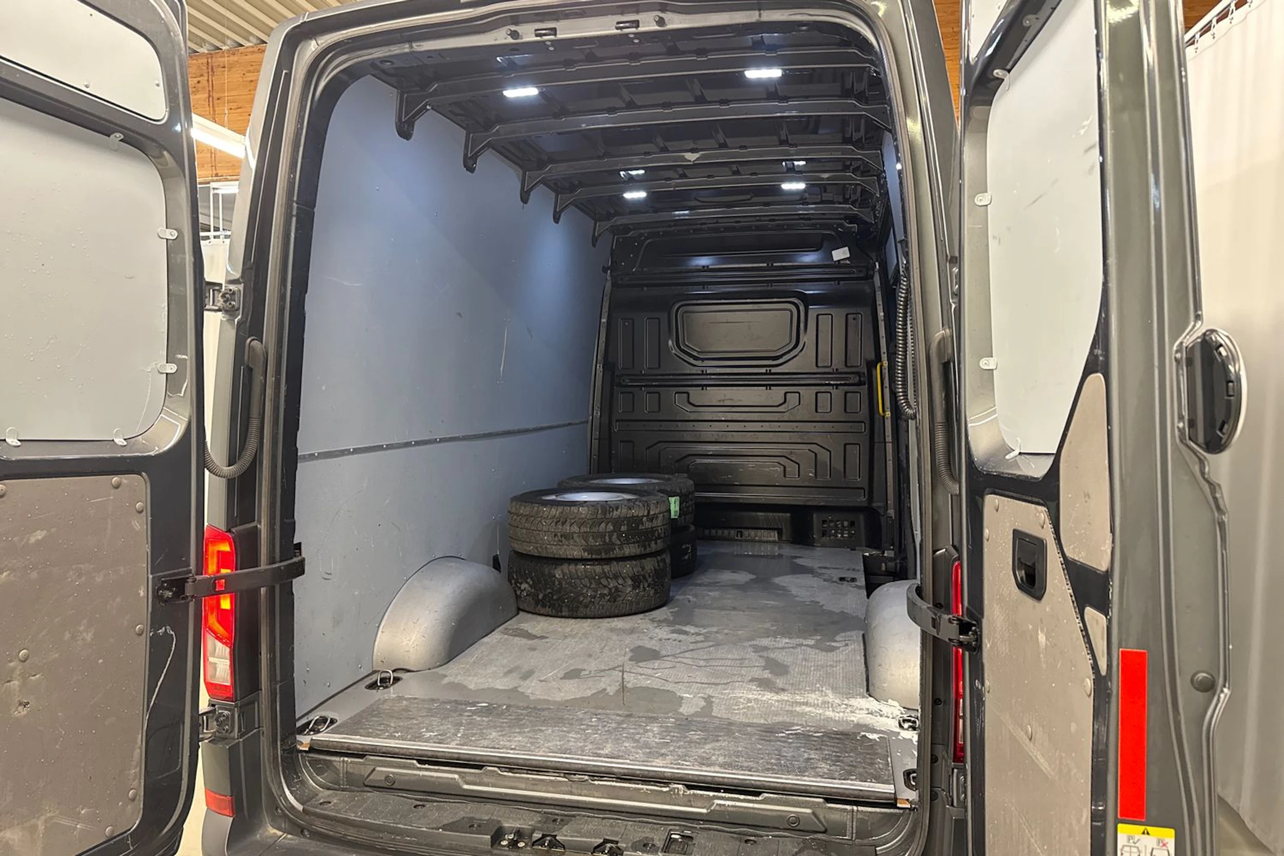 Harmaa Volkswagen CRAFTER 2021 kuva 29.