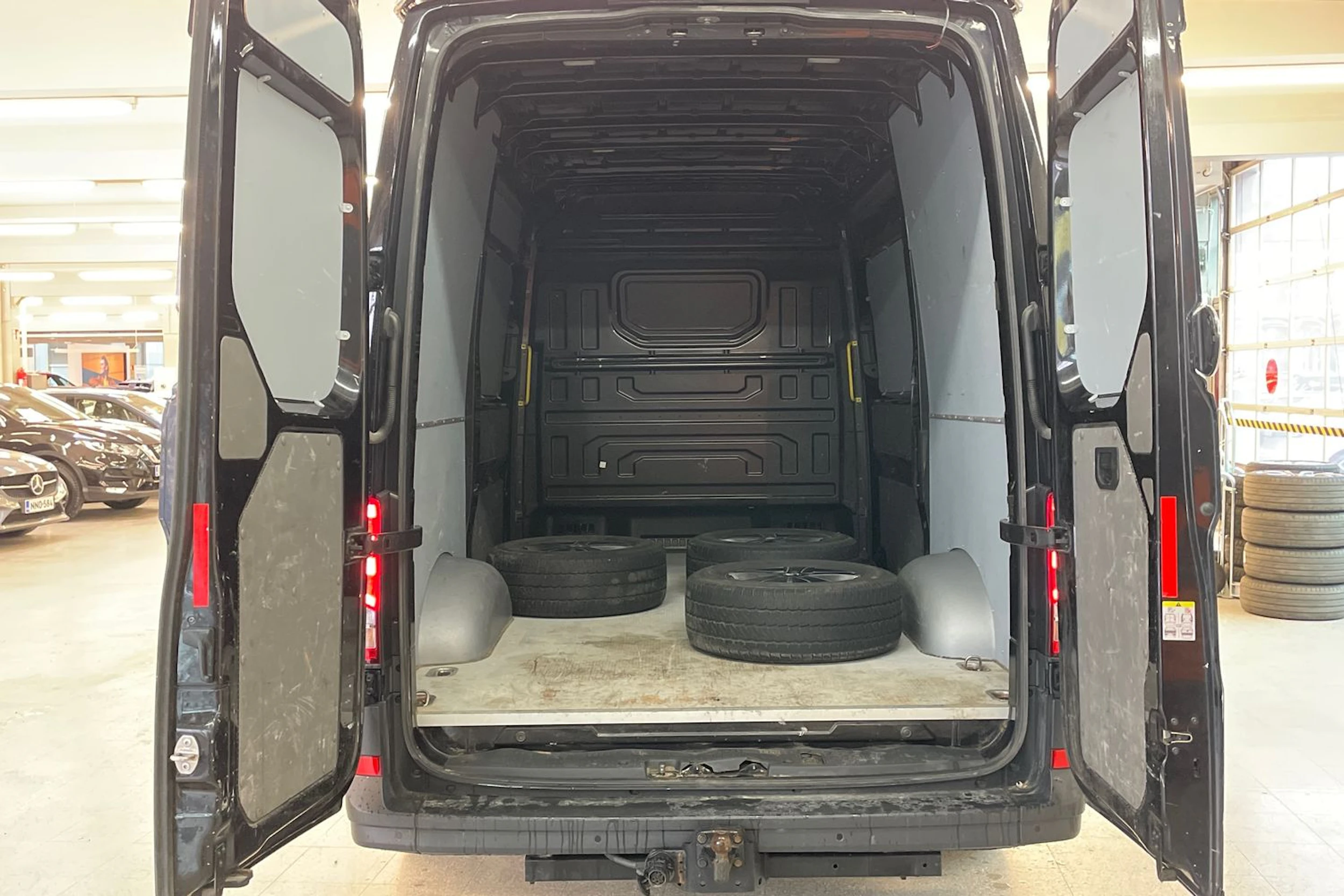 Musta Volkswagen CRAFTER 2021 kuva 13.