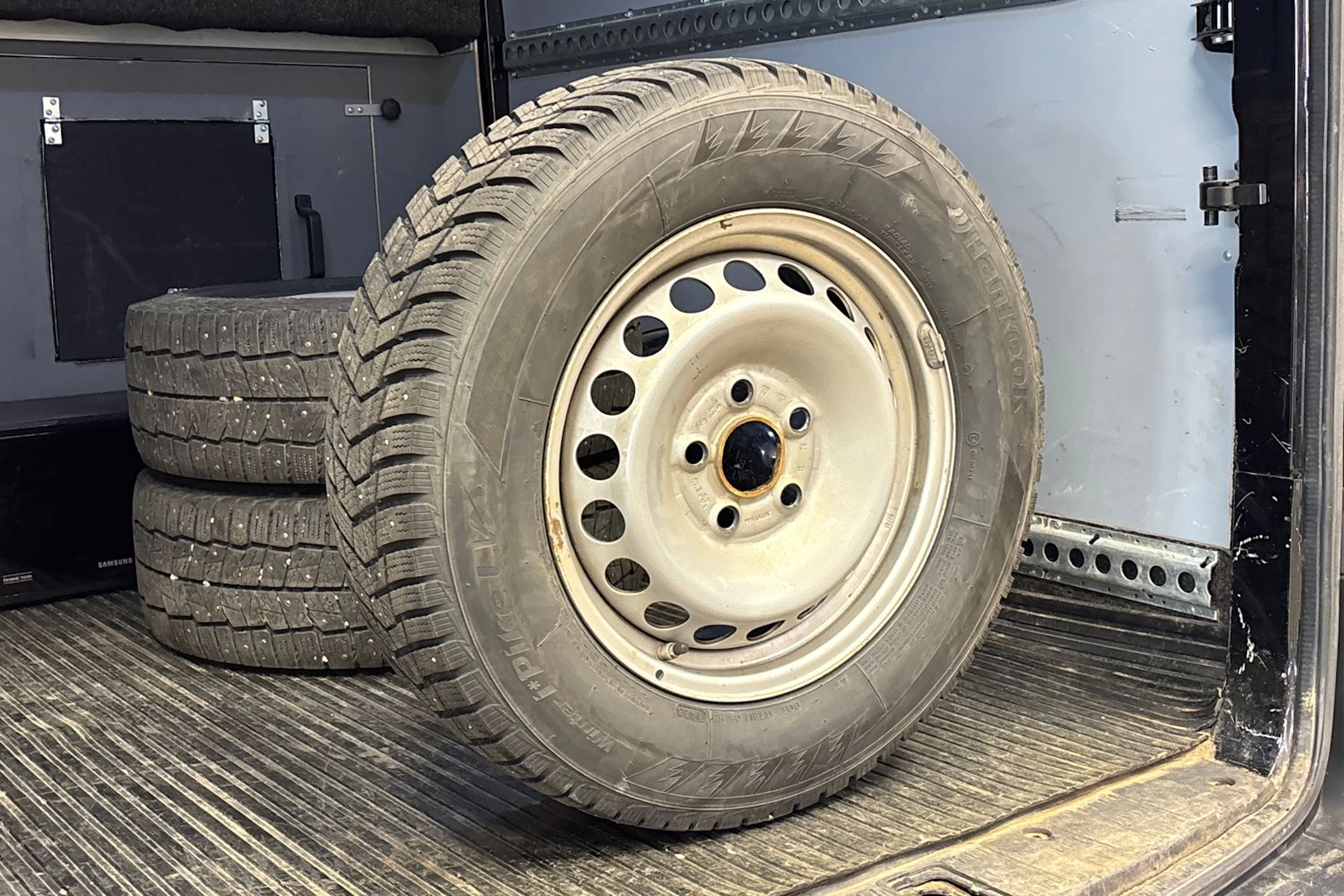 musta Volkswagen Crafter 2021 kuva 10.