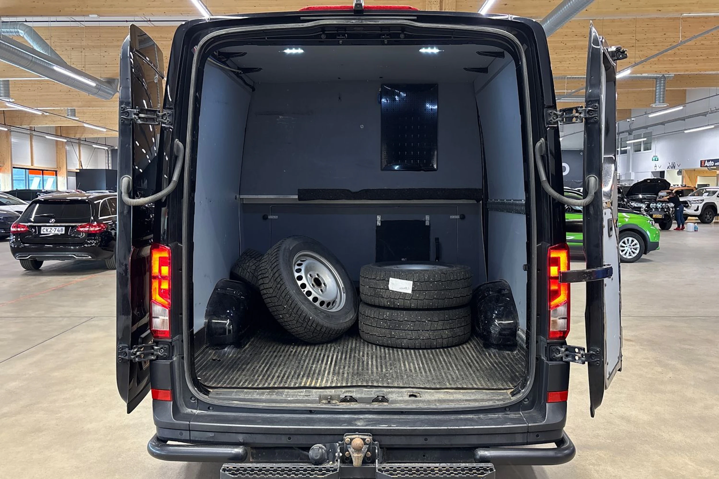 musta Volkswagen Crafter 2021 kuva 27.