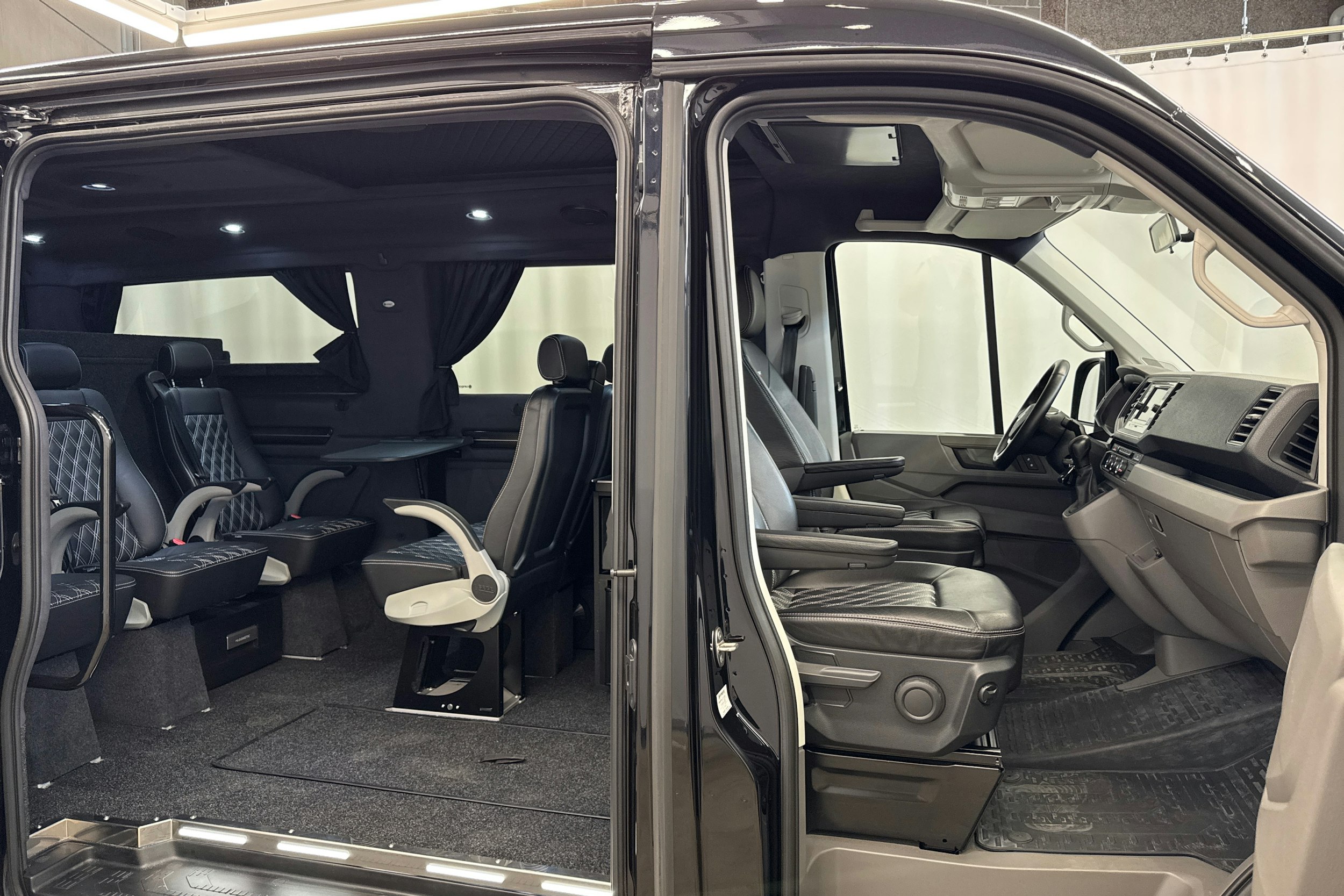 musta Volkswagen Crafter 2021 kuva 10.