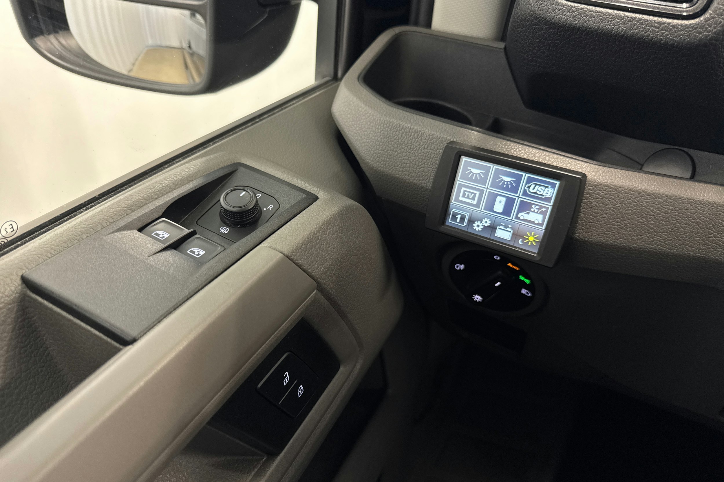 musta Volkswagen Crafter 2021 kuva 18.