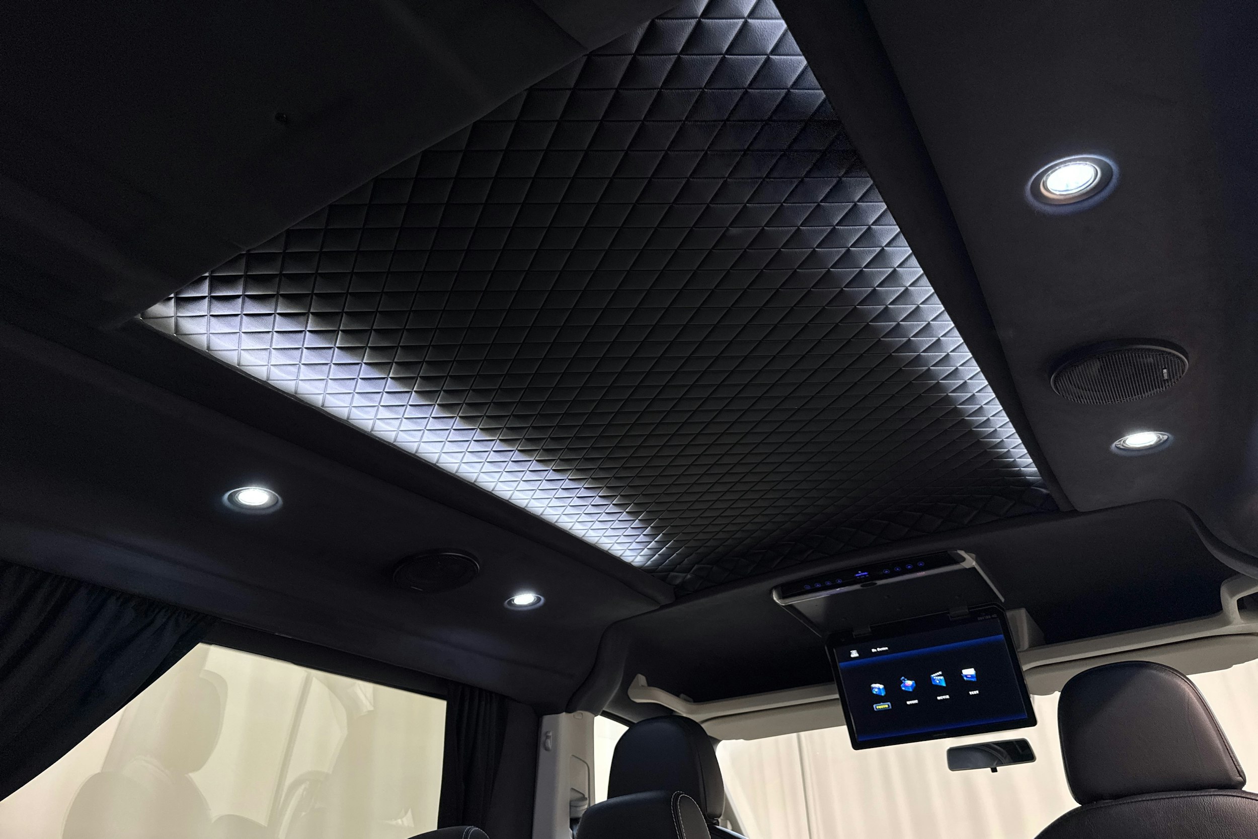 musta Volkswagen Crafter 2021 kuva 22.