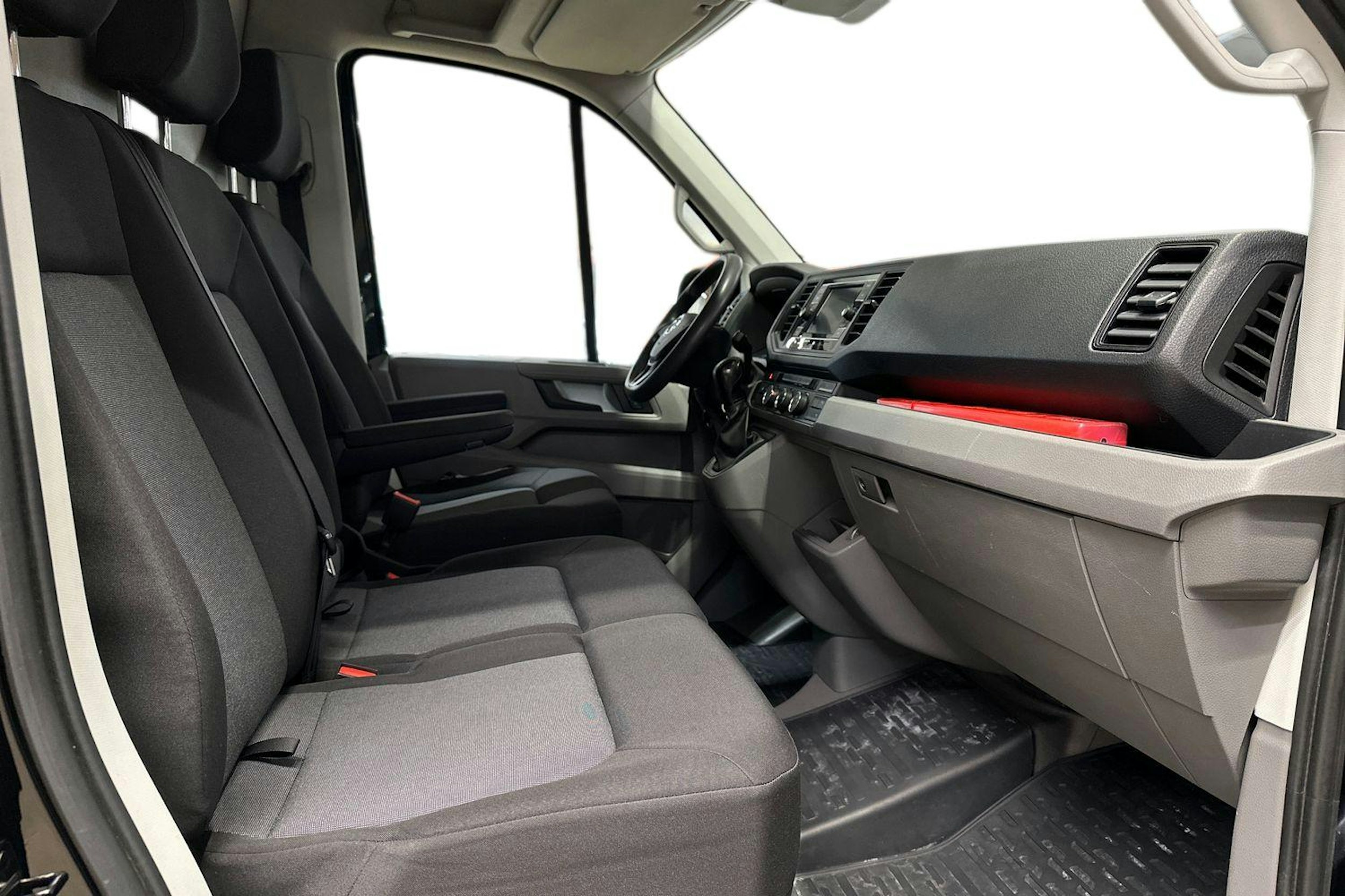 musta Volkswagen Crafter 2021 kuva 10.