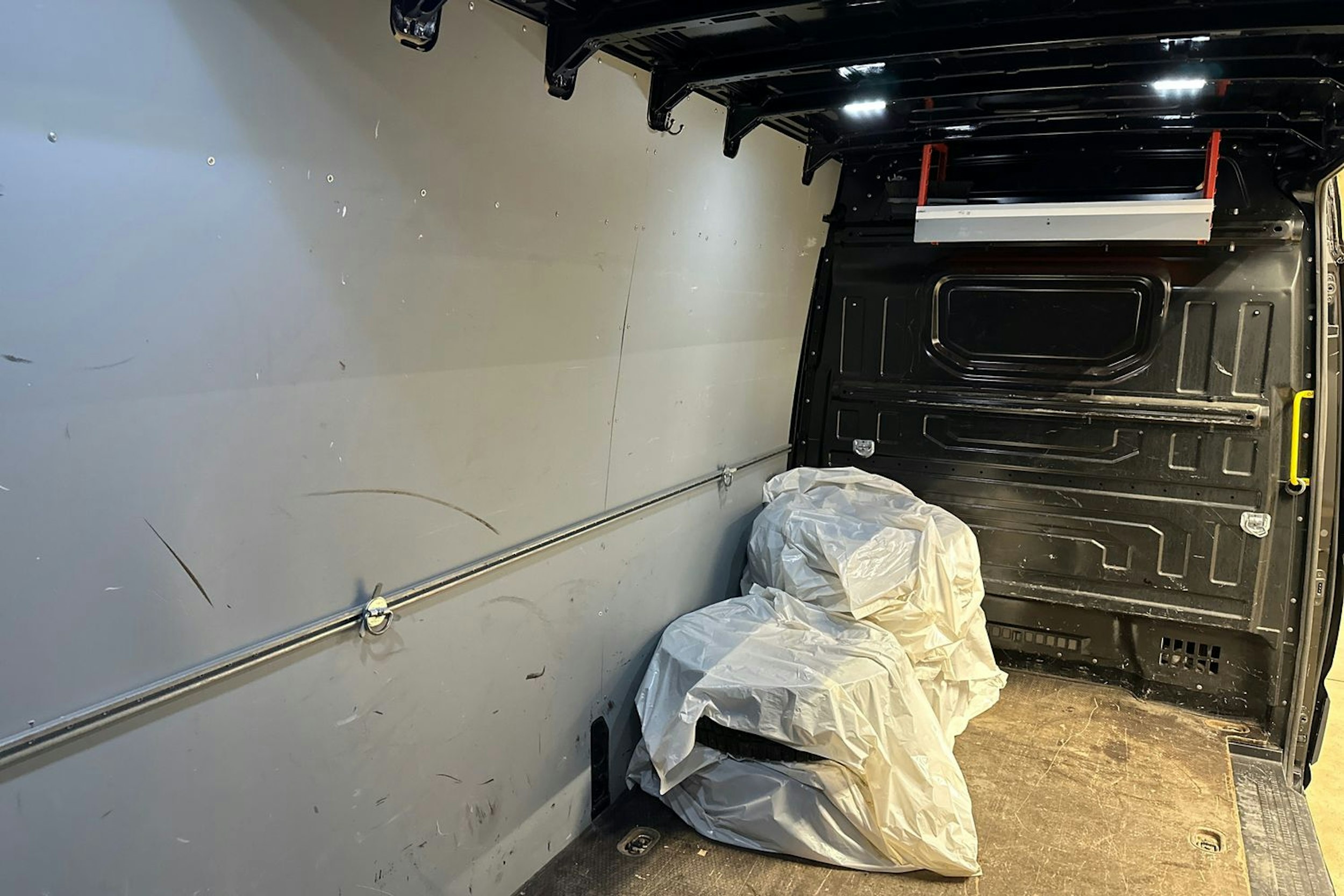 musta Volkswagen Crafter 2021 kuva 15.