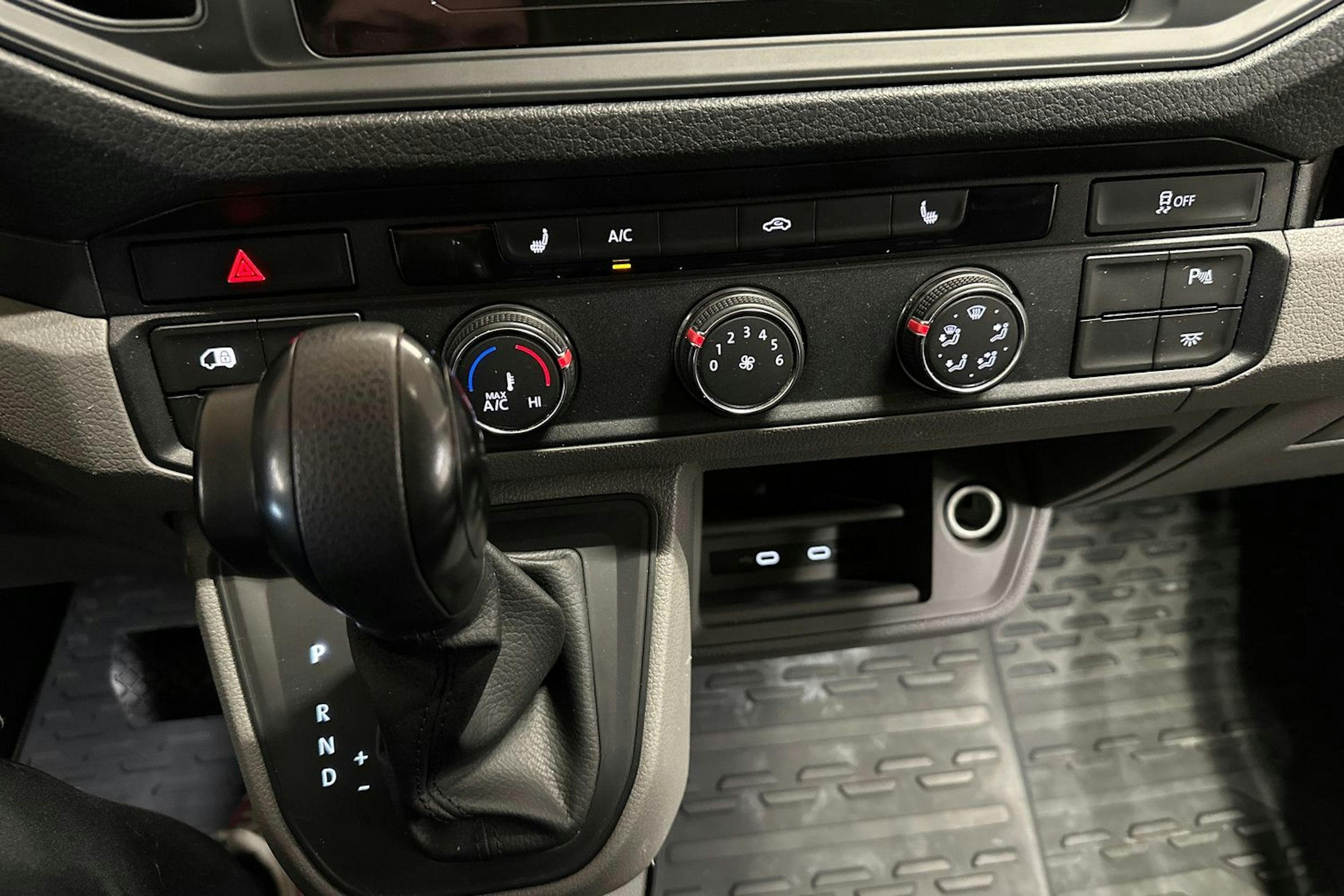 musta Volkswagen Crafter 2021 kuva 22.