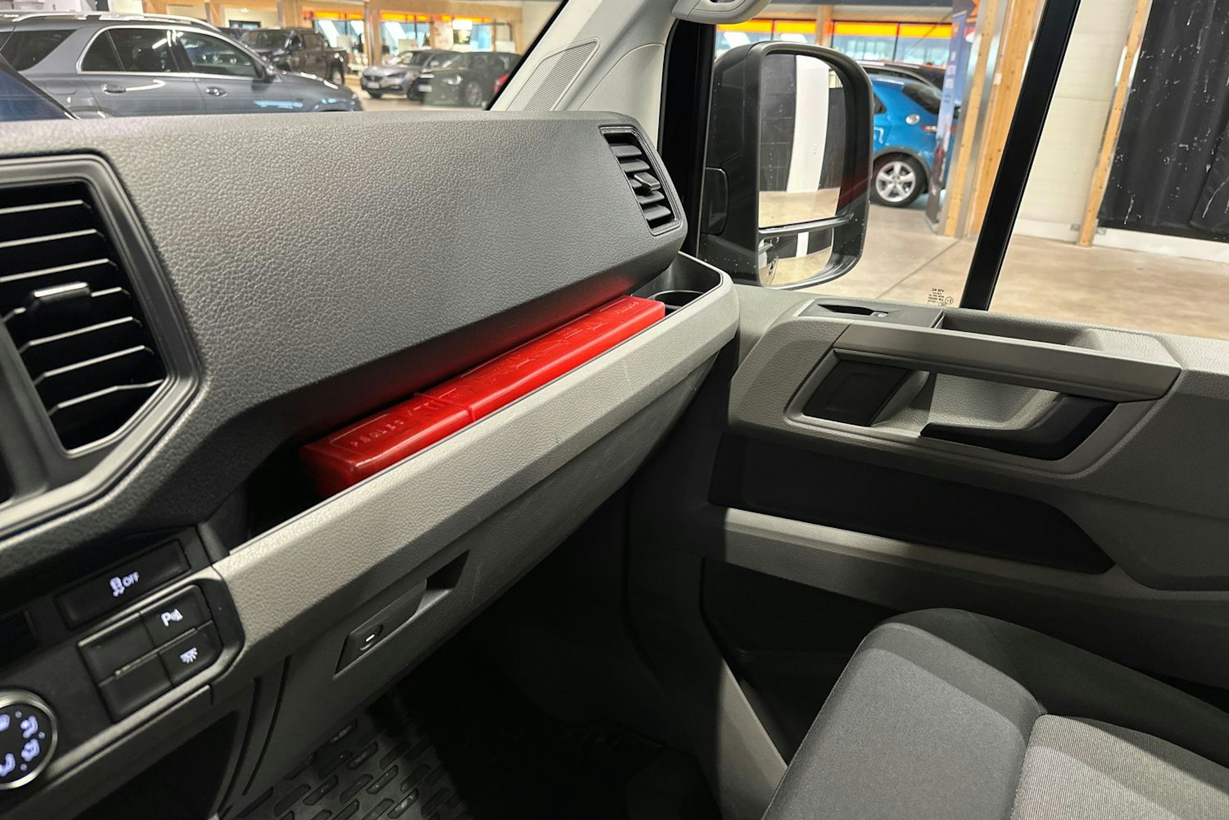 musta Volkswagen Crafter 2021 kuva 27.