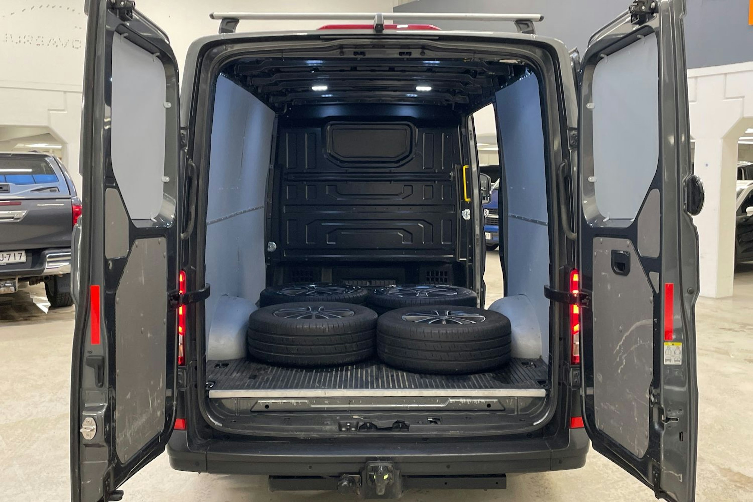 harmaa Volkswagen Crafter 2021 kuva 15.