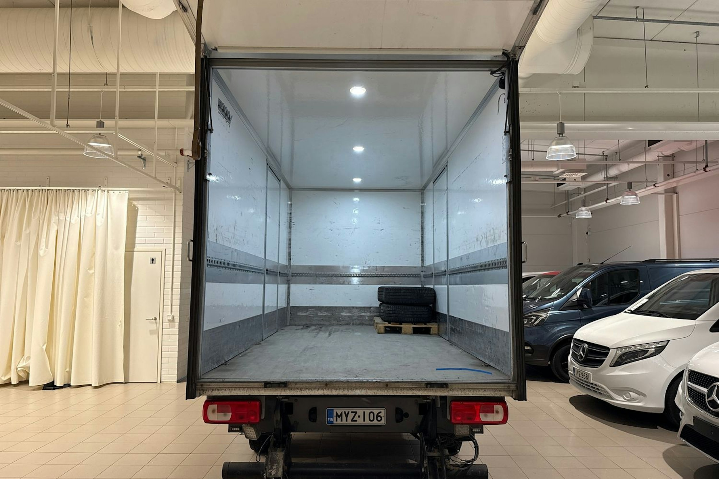 Harmaa Volkswagen CRAFTER 2021 kuva 13.