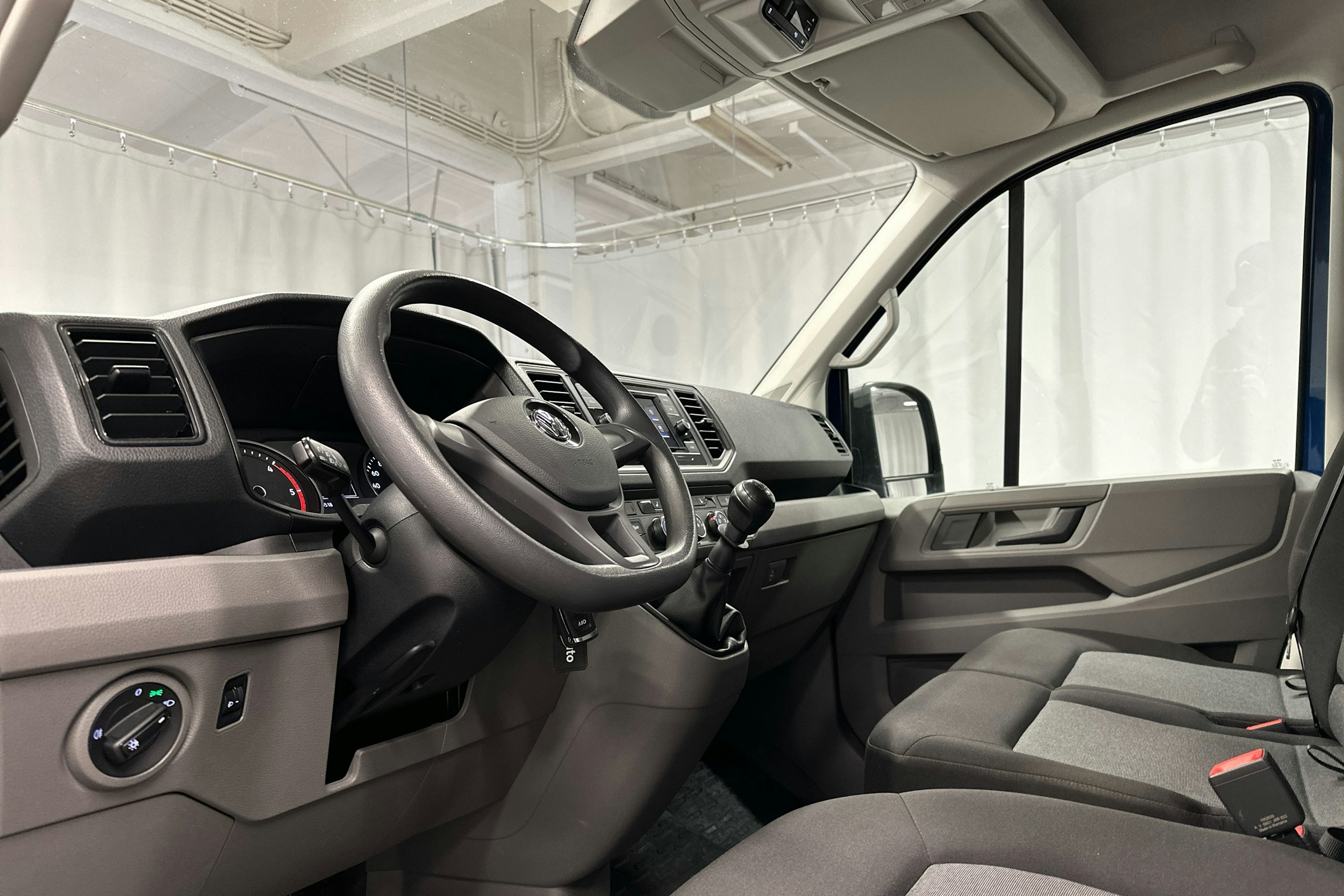 sininen Volkswagen Crafter 2021 kuva 6.