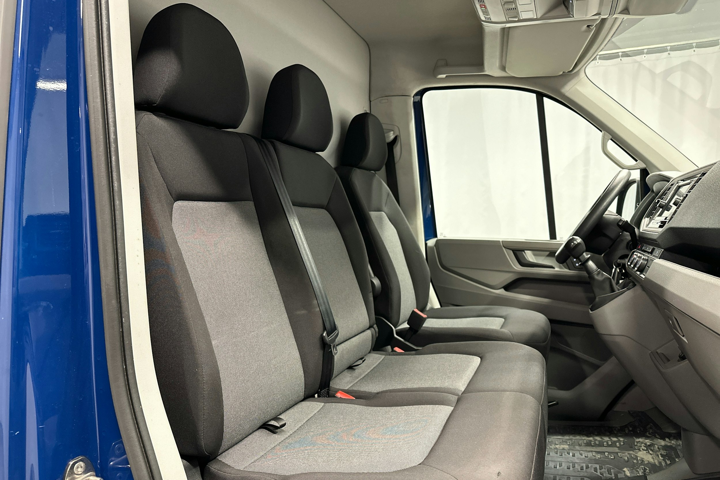 sininen Volkswagen Crafter 2021 kuva 8.