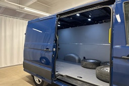 sininen Volkswagen Crafter 2021 kuva 20.