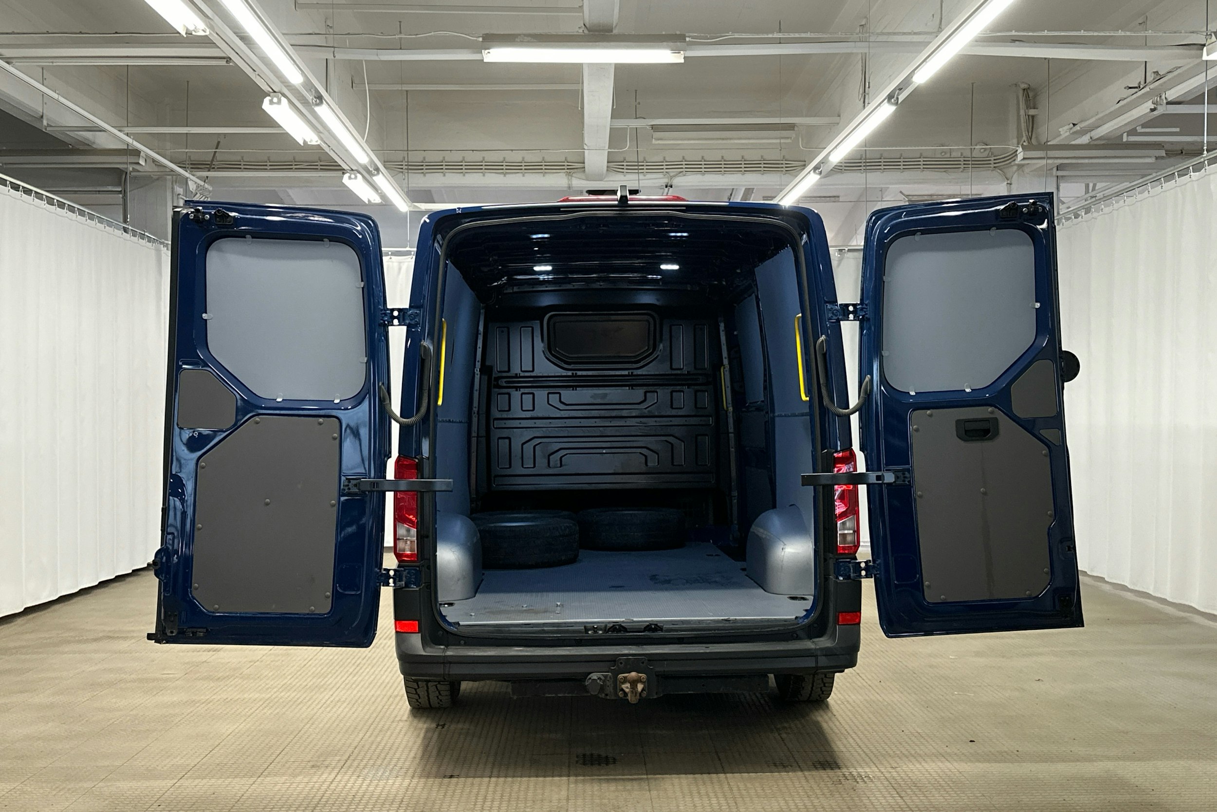 sininen Volkswagen Crafter 2021 kuva 22.