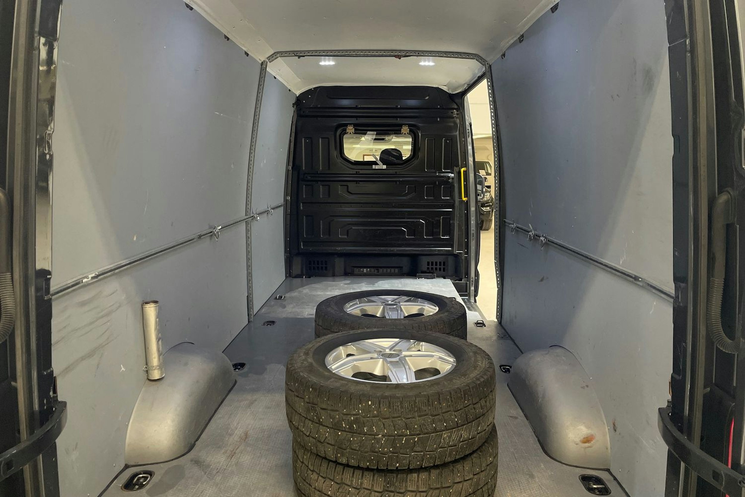 met. harmaa Volkswagen Crafter 2021 kuva 18.