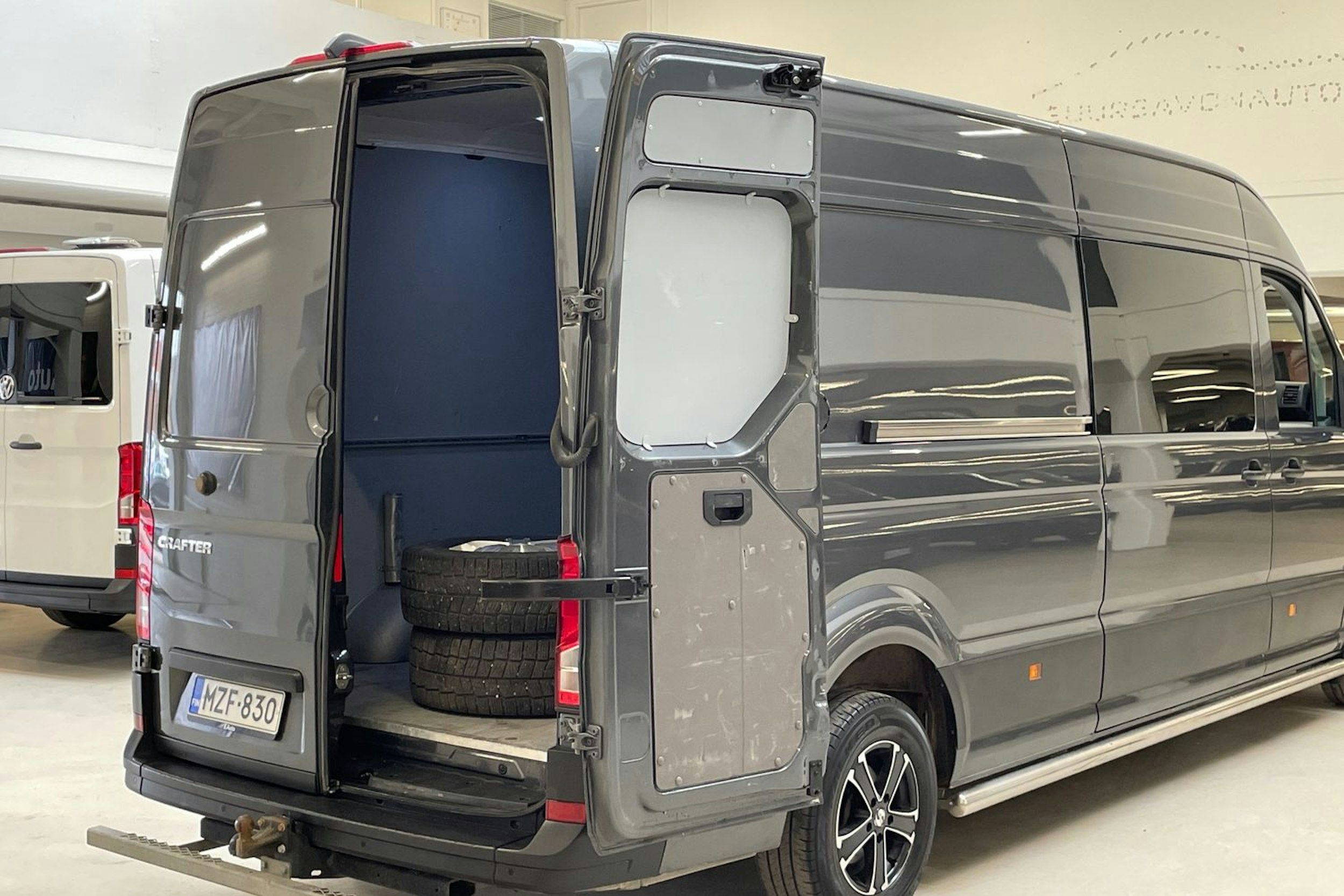 met. harmaa Volkswagen Crafter 2021 kuva 19.